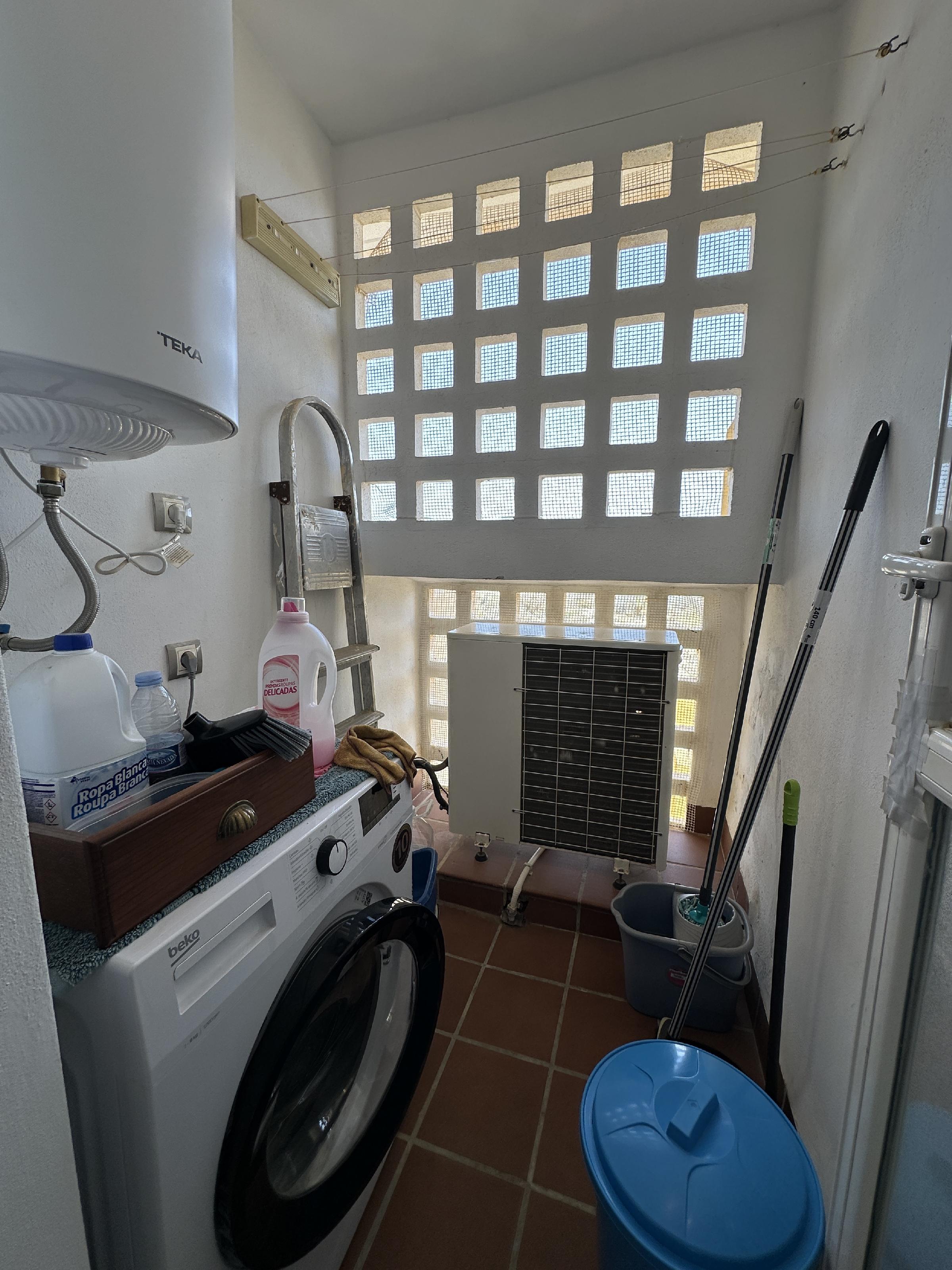 Imagen 9 Apartamento en venta en Vera / En la urbanización rodeada de jardines y piscina.