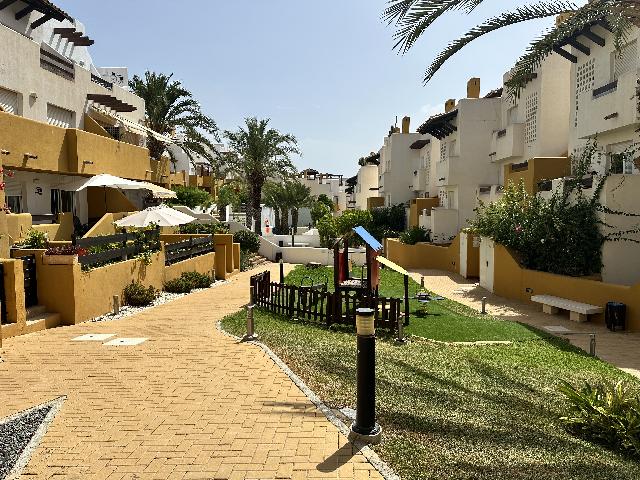 Imagen 2 Inmueble 305428 - Apartamento en venta en Vera / En la urbanización rodeada de jardines y piscina.