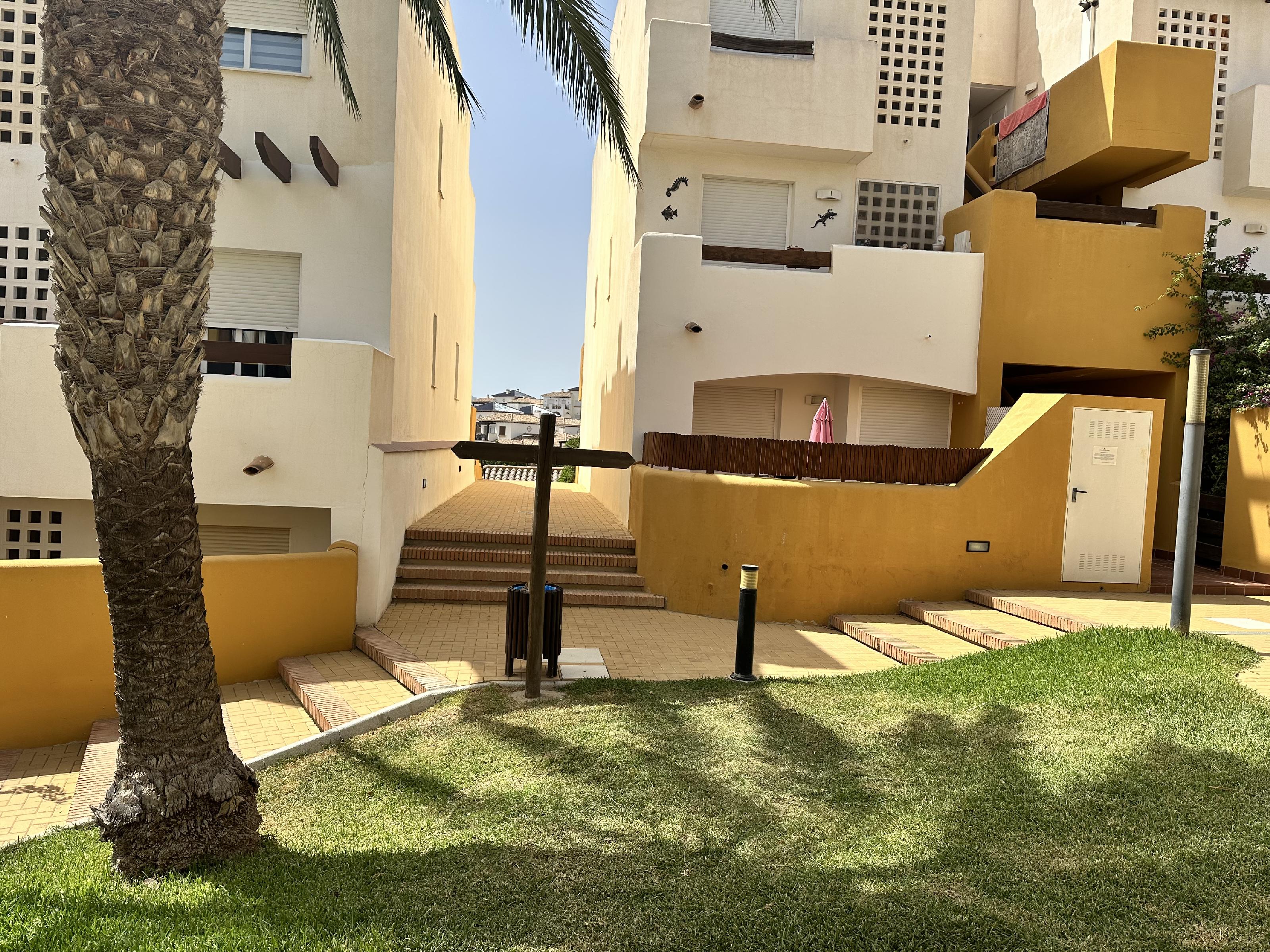 Imagen 27 Apartamento en venta en Vera / En la urbanización rodeada de jardines y piscina.