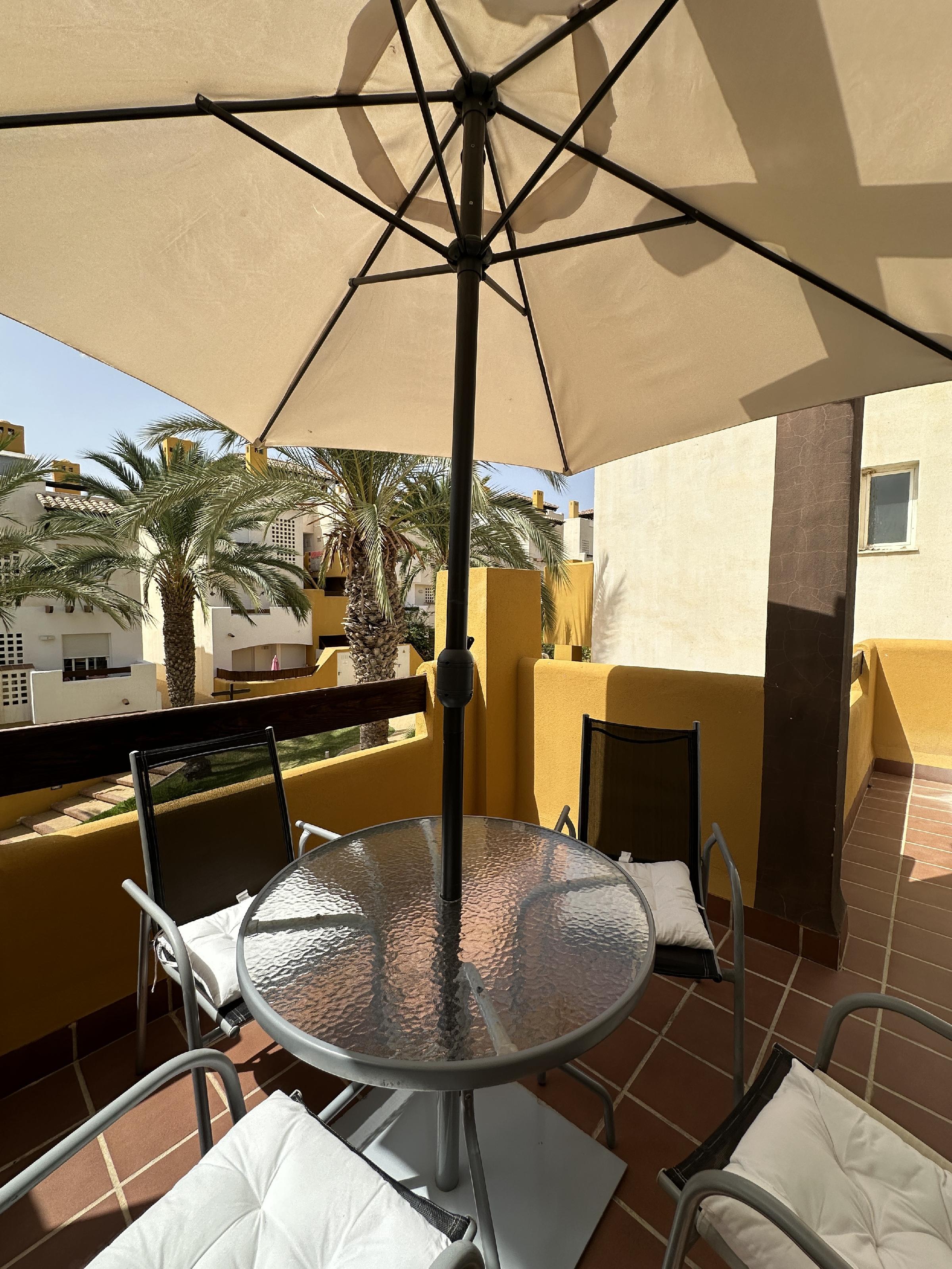 Imagen 11 Apartamento en venta en Vera / En la urbanización rodeada de jardines y piscina.