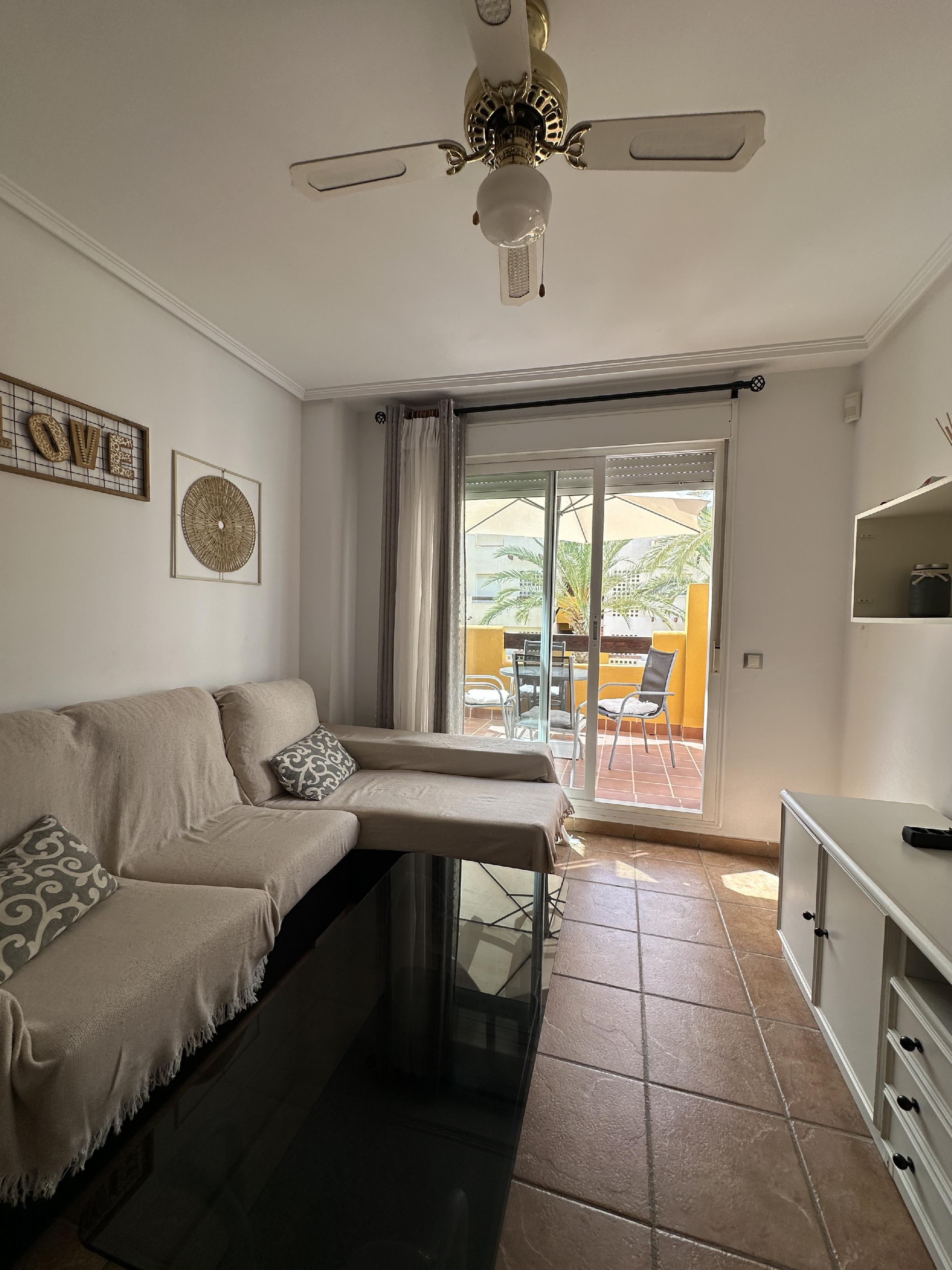 Imagen 10 Apartamento en venta en Vera / En la urbanización rodeada de jardines y piscina.
