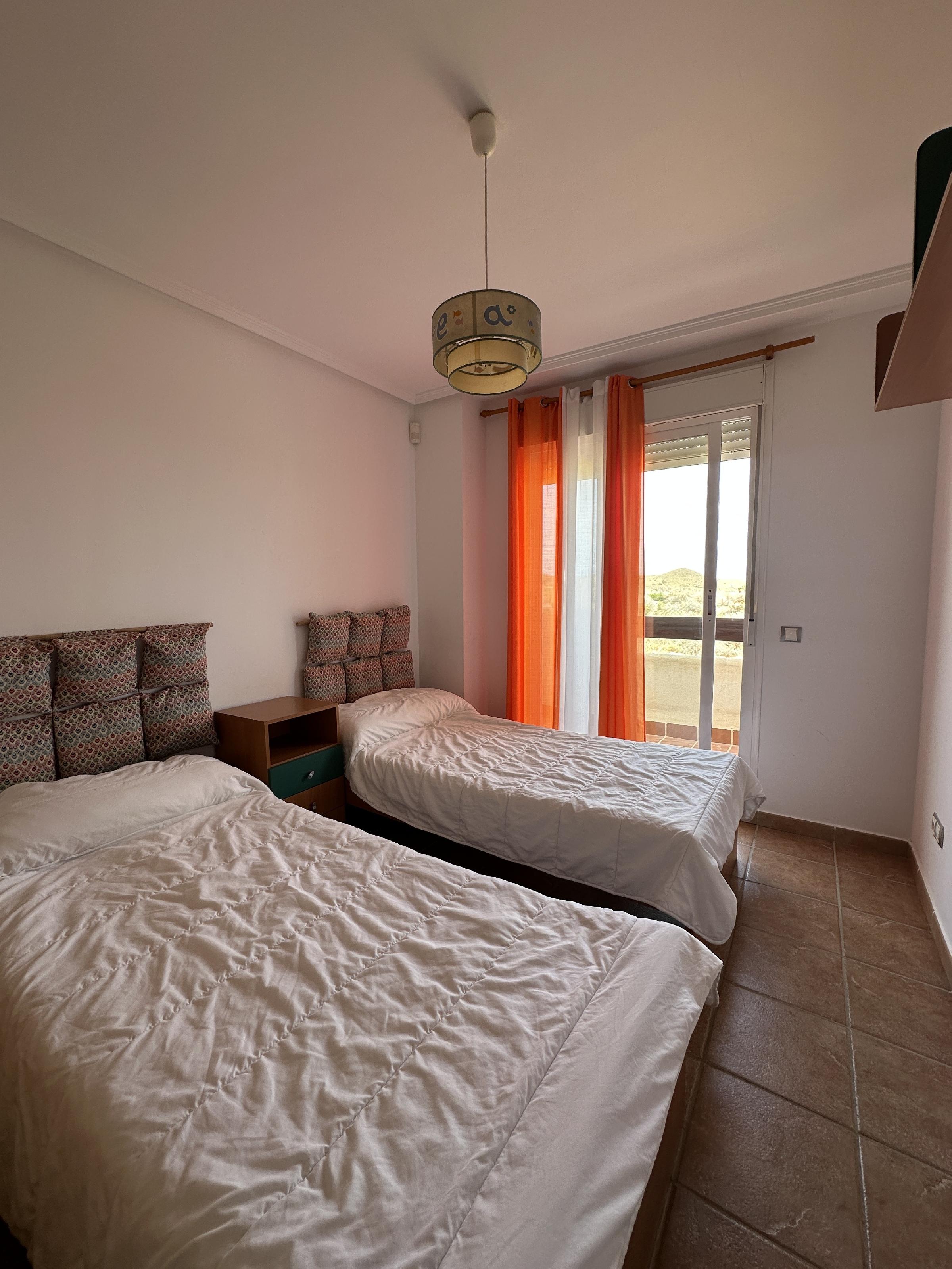 Imagen 14 Apartamento en venta en Vera / En la urbanización rodeada de jardines y piscina.