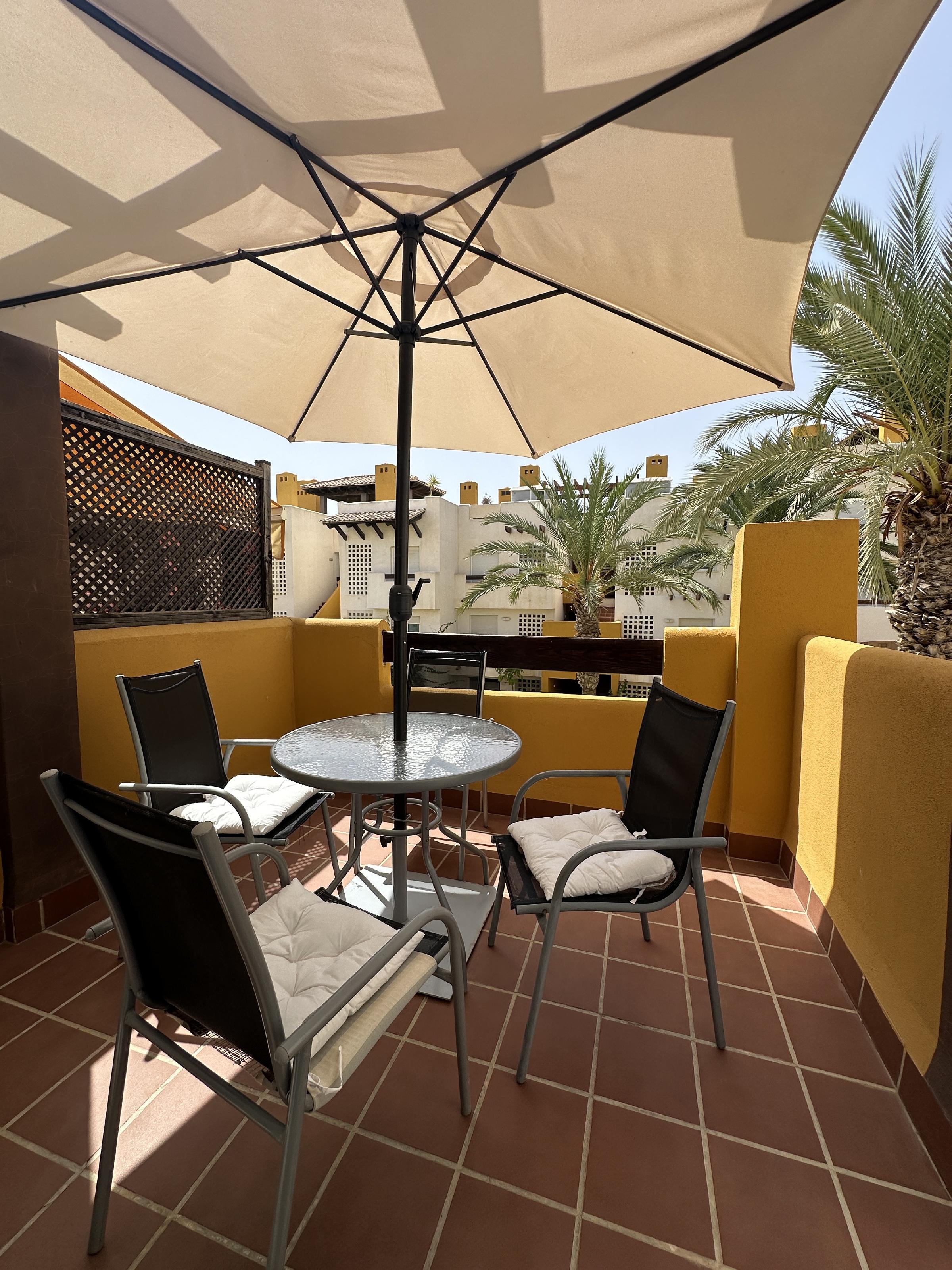 Imagen 30 Apartamento en venta en Vera / En la urbanización rodeada de jardines y piscina.