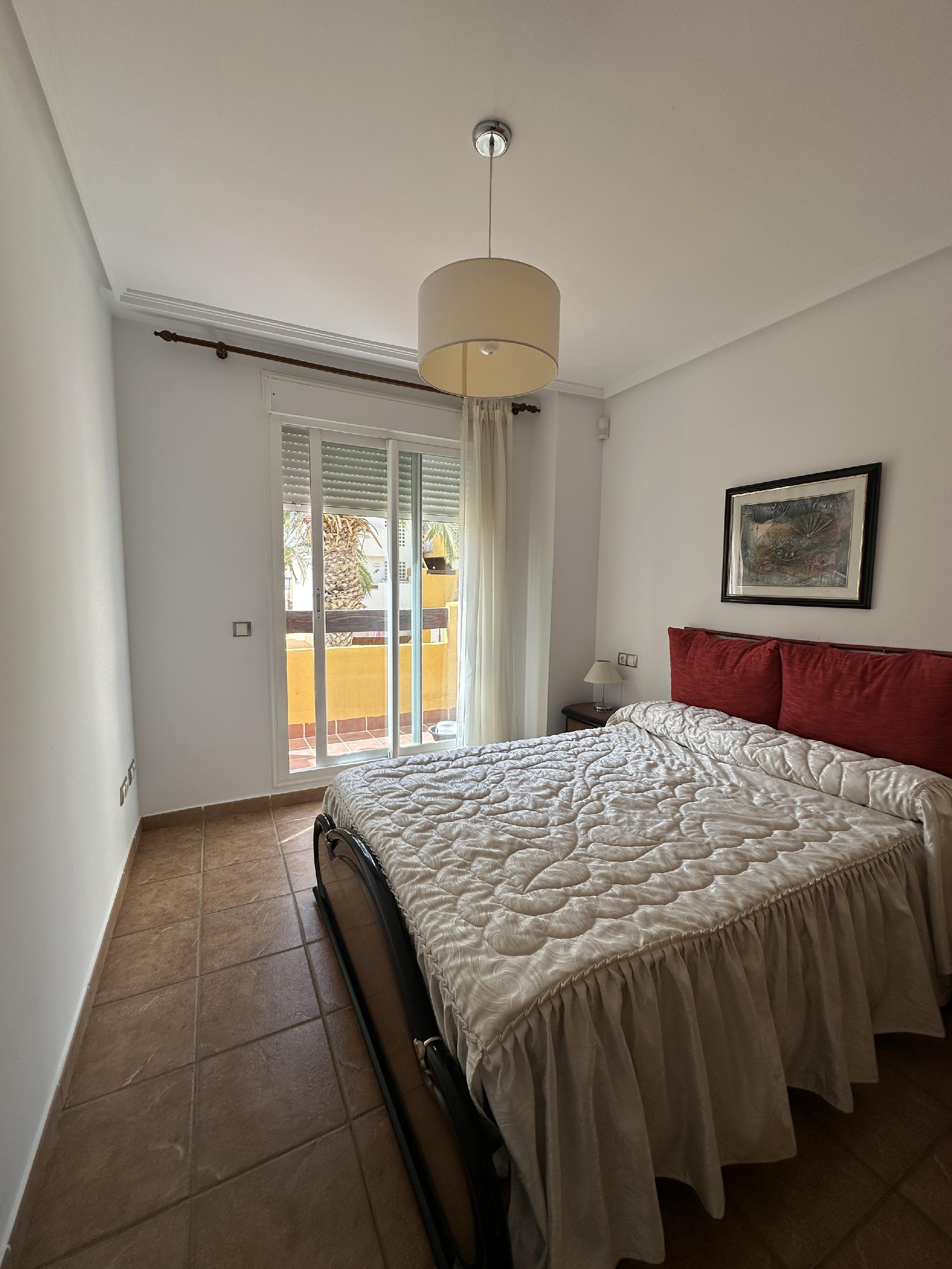Imagen 24 Apartamento en venta en Vera / En la urbanización rodeada de jardines y piscina.