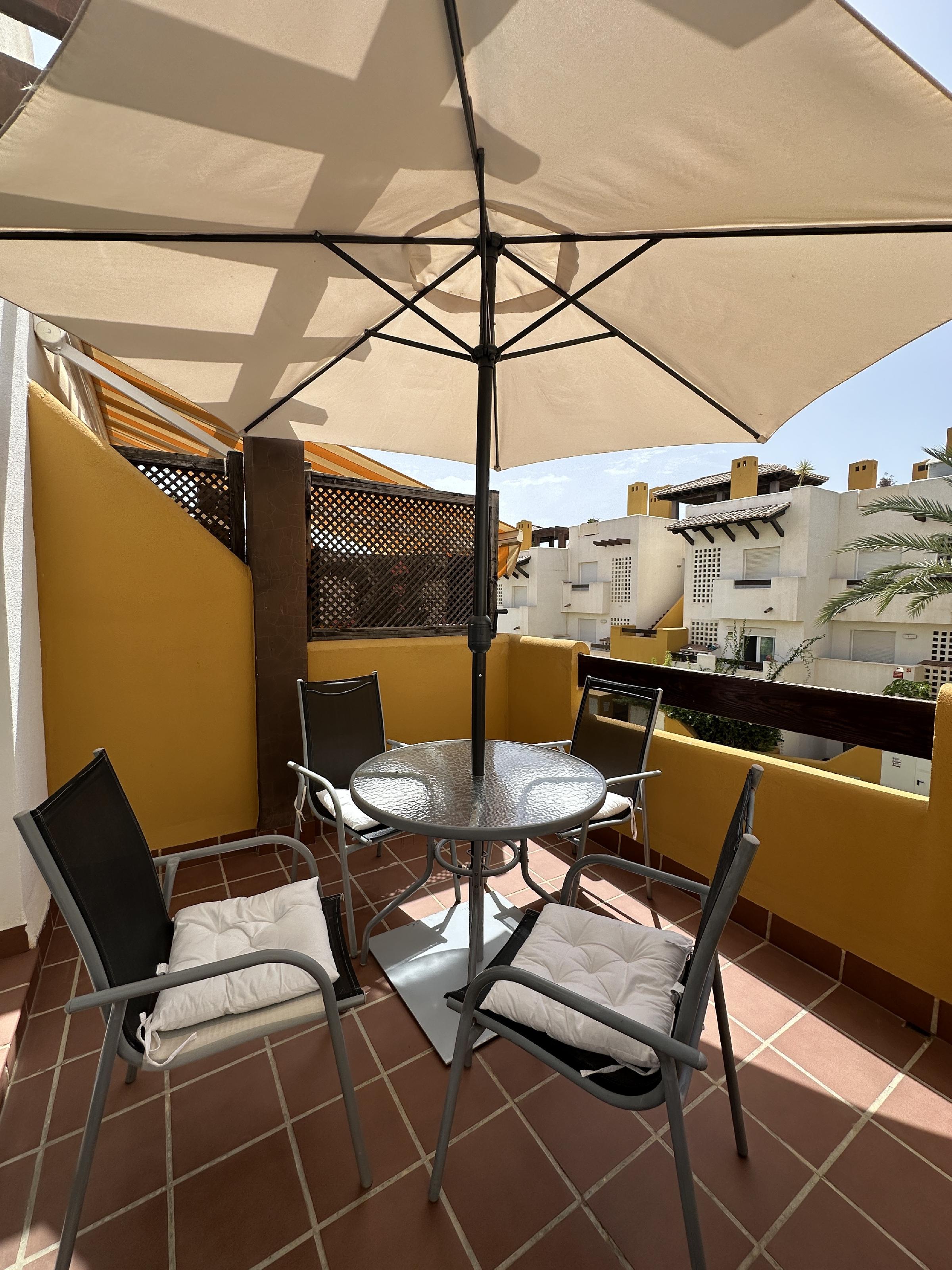 Imagen 35 Apartamento en venta en Vera / En la urbanización rodeada de jardines y piscina.