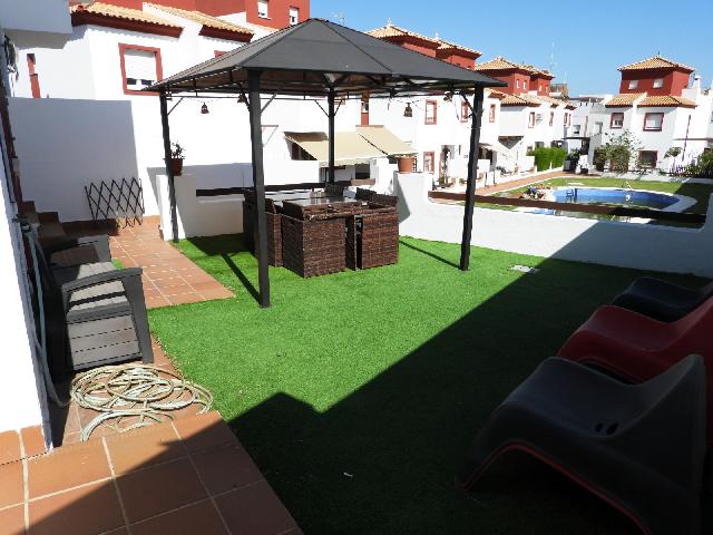 Imagen 1 Inmueble 303497 - Casa Aislada en venta en Ayamonte / Junto a la estación de autobuses, centro a 5 minutos.