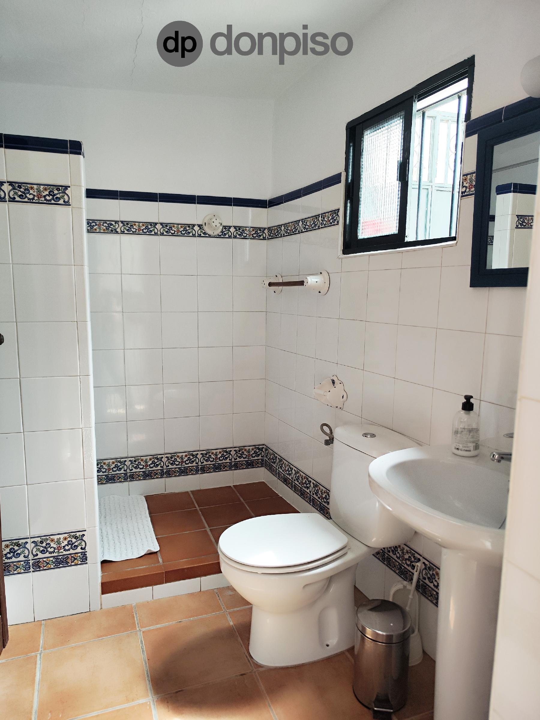 Imagen 15 Casa Adosada en venta en Ayamonte / En el barrio de la Villa, junto a la casa cuna.