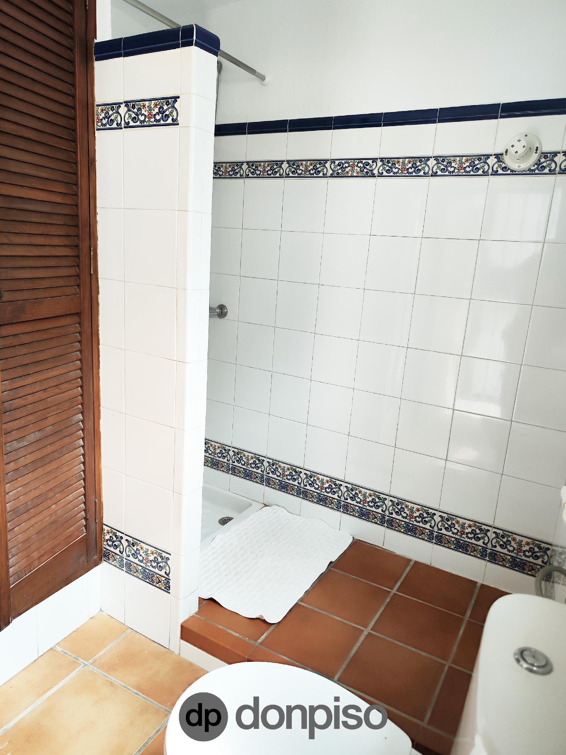 Imagen 38 Casa Adosada en venta en Ayamonte / En el barrio de la Villa, junto a la casa cuna.