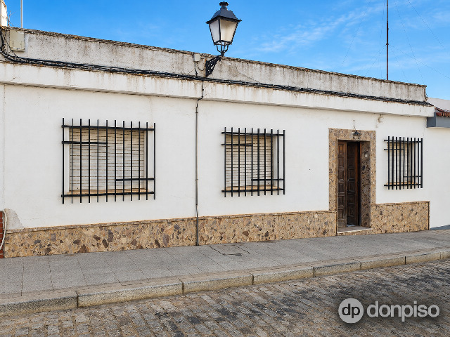 Imagen 1 Inmueble 306112 - Casa Adosada en venta en Ayamonte / Junto a la Iglesia del Salvador en la Villa.