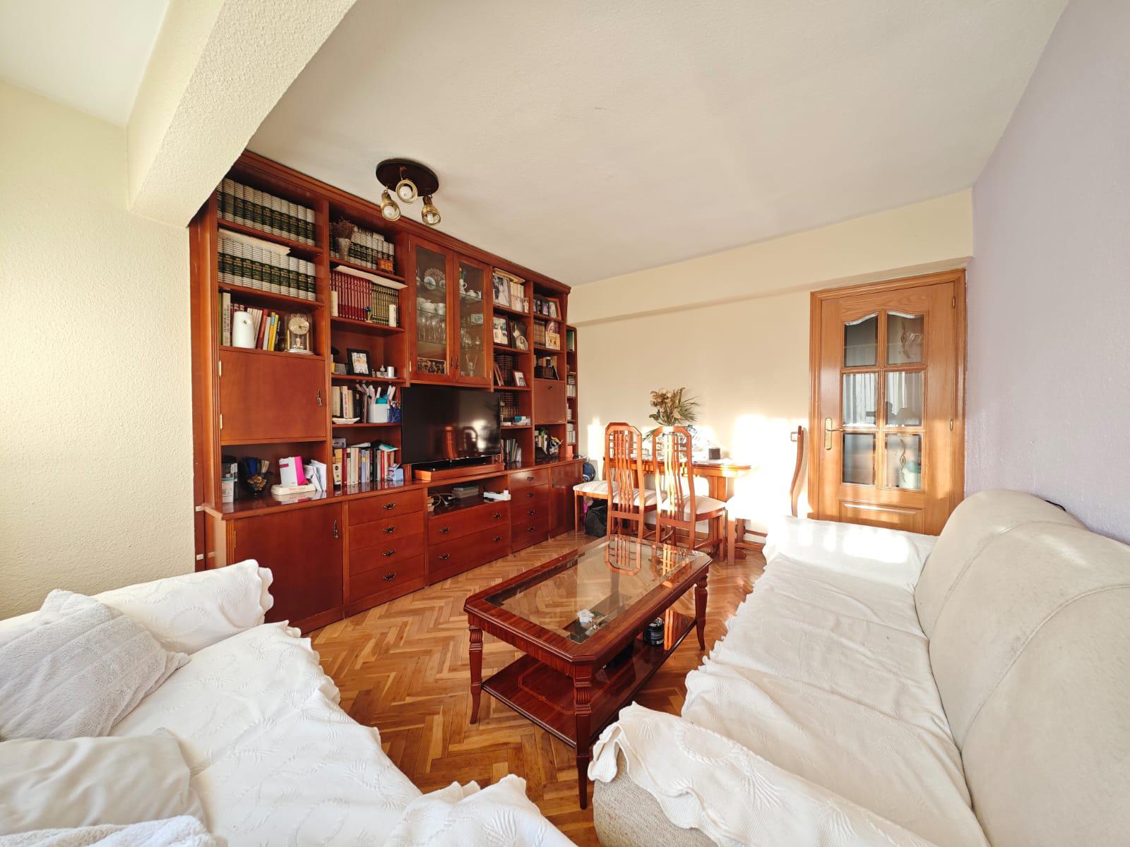 Imagen 1 Piso en venta en Madrid / Calle Agastia - zona San Juan Bautista - Ciudad Lineal