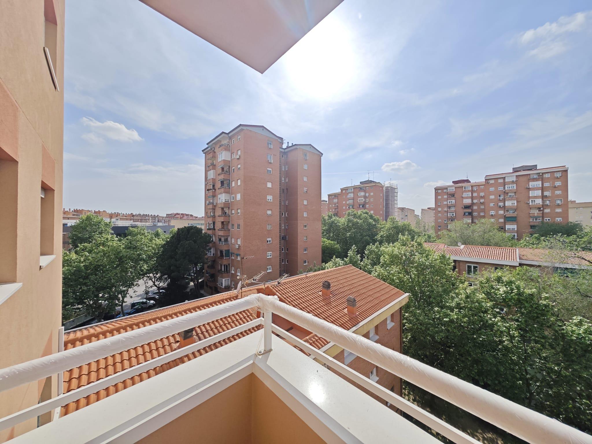 Imagen 1 Piso en venta en Madrid / Av. Guadalajara 103, cerca del metro Av. Guadalajara