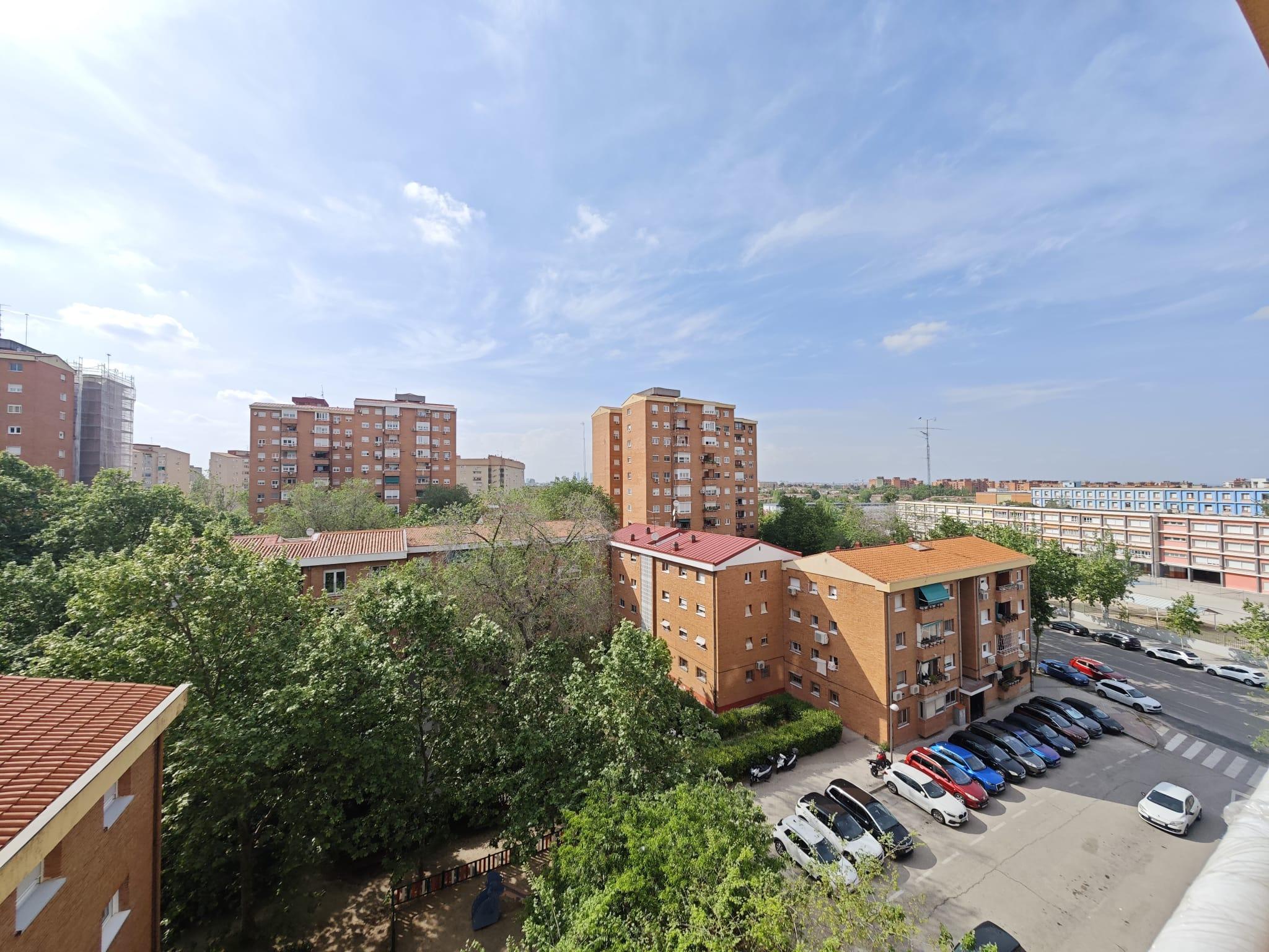 Imagen 3 Piso en venta en Madrid / Av. Guadalajara 103, cerca del metro Av. Guadalajara