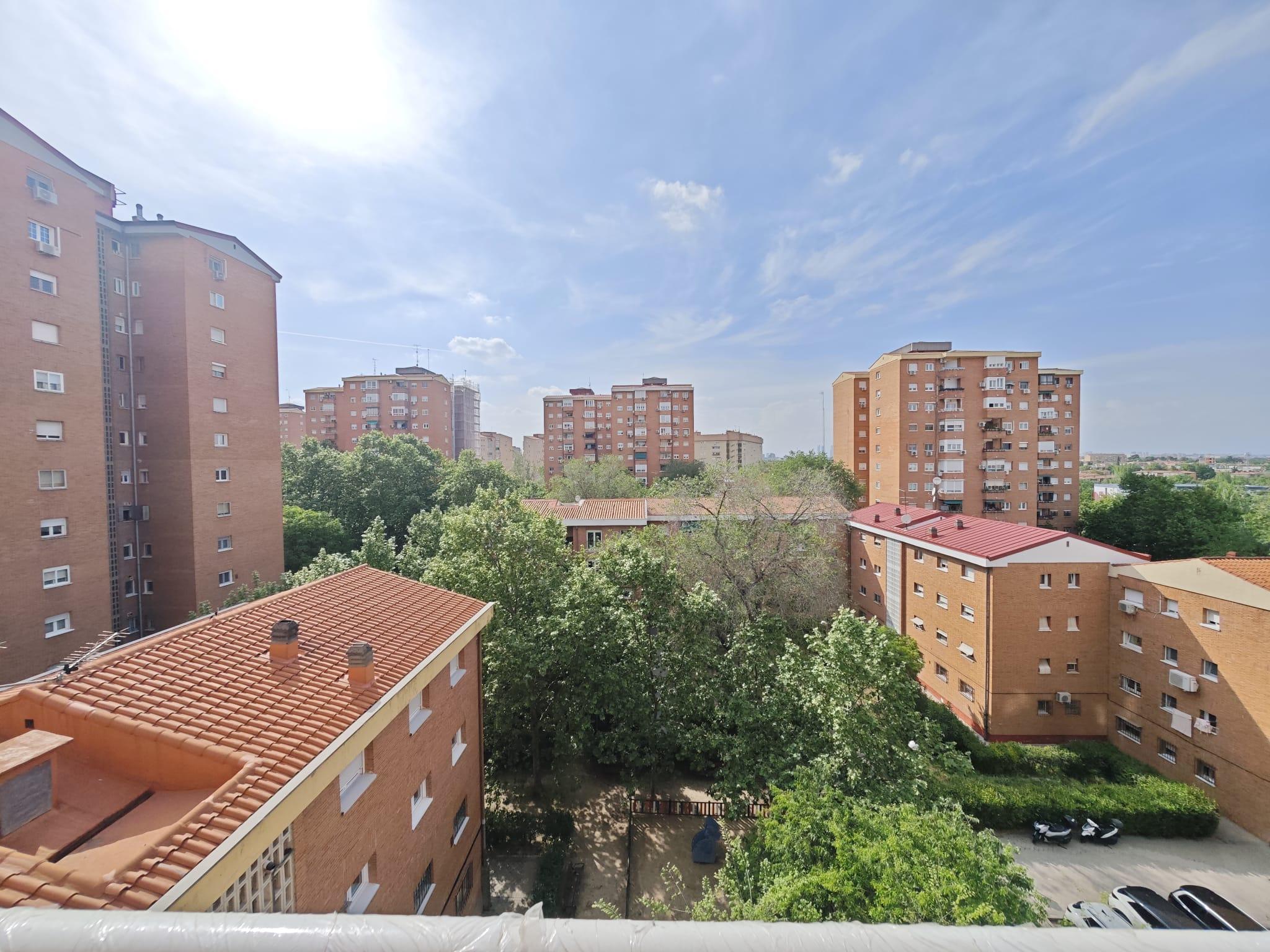 Imagen 2 Piso en venta en Madrid / Av. Guadalajara 103, cerca del metro Av. Guadalajara