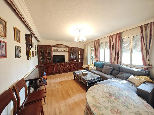 Imagen 1 Inmueble 302706 - Piso en venta en Madrid / Ubicada en una zona tranquila de Ciudad Pegaso -Rejas