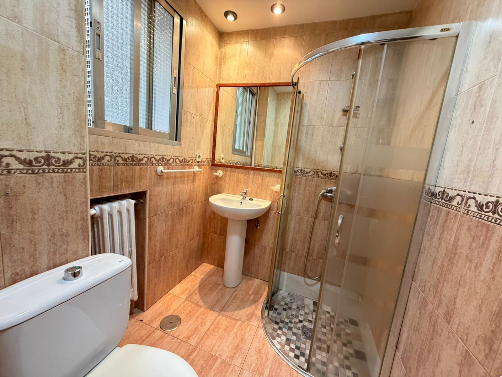 Imagen 12 Piso en venta en Madrid / Ubicada en una zona tranquila de Ciudad Pegaso -Rejas