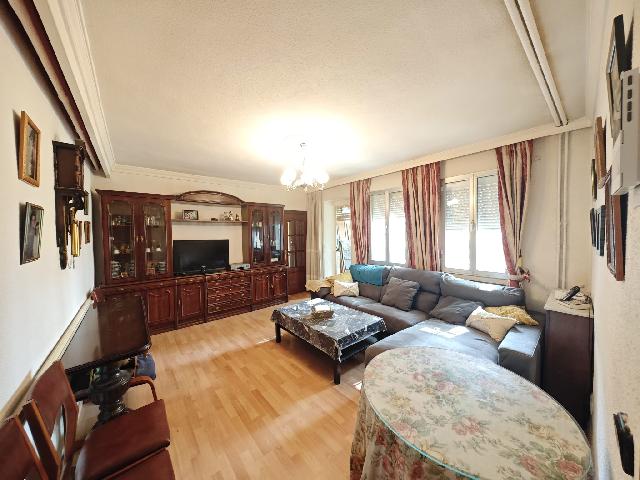 Imagen 3 Inmueble 302706 - Piso en venta en Madrid / Ubicada en una zona tranquila de Ciudad Pegaso -Rejas