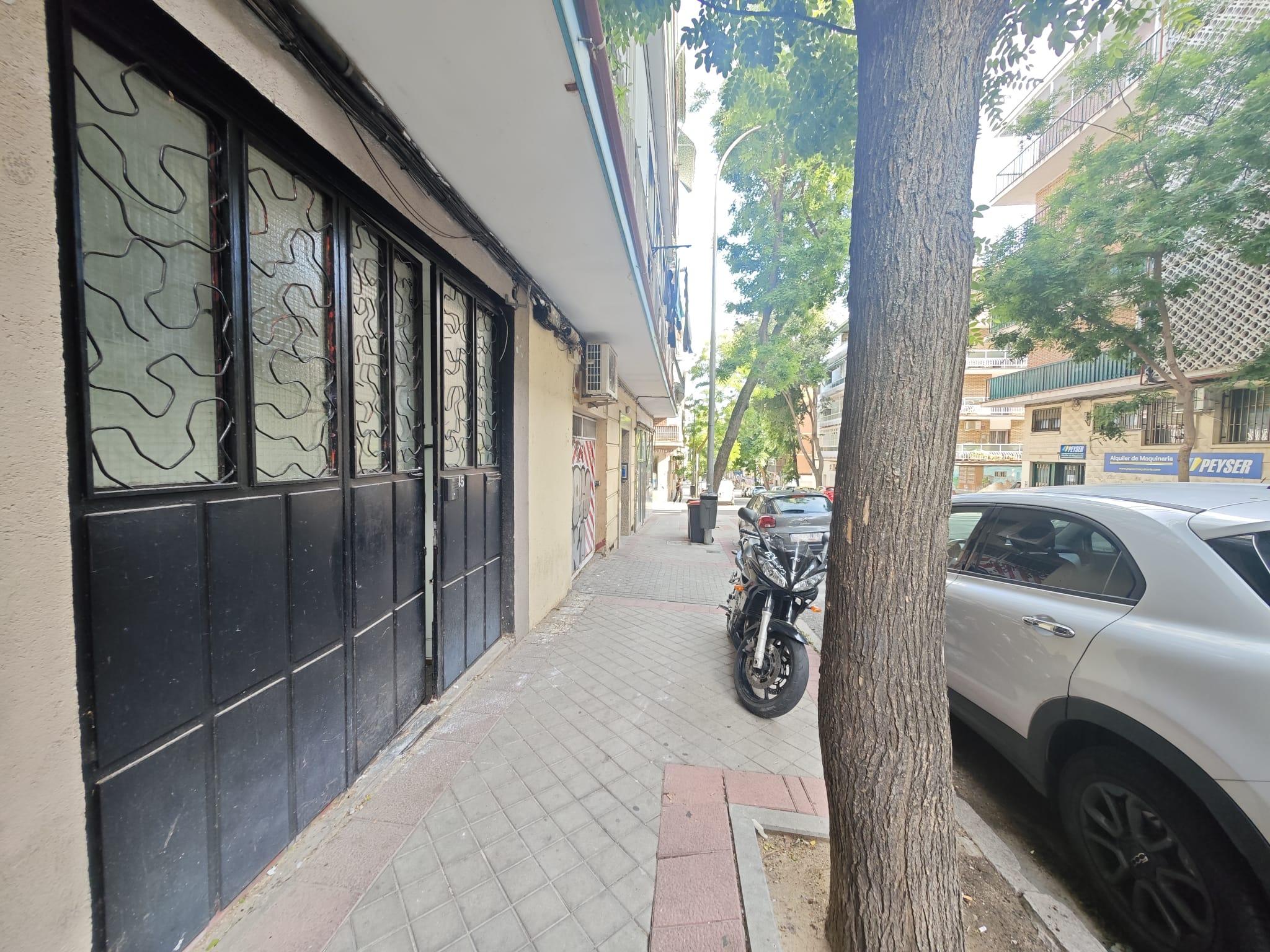 Imagen 2 Local Comercial en alquiler en Madrid / Calle Hermanos Gómez - Ventas - Ciudad Lineal - Madrid