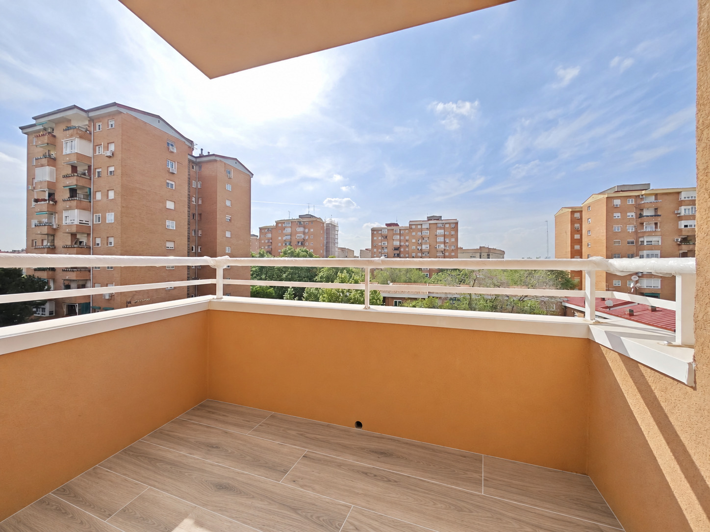 Imagen 3 Piso en venta en Madrid / Av. Guadalajara 103, A 1 minuto de la parada del metro 
