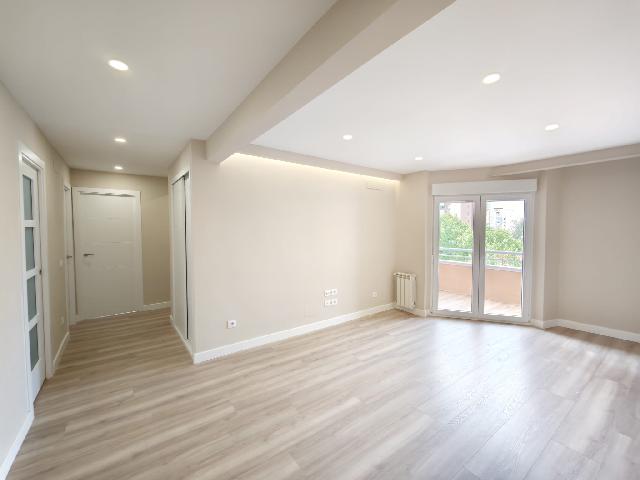 Imagen 2 Inmueble 305255 - Piso en venta en Madrid / Av. Guadalajara 103, A 1 minuto de la parada del metro 