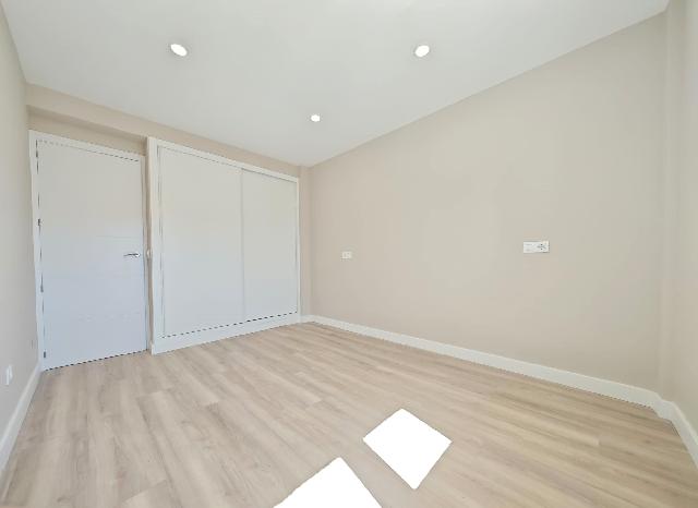 Imagen 10 Inmueble 305255 - Piso en venta en Madrid / Av. Guadalajara 103, A 1 minuto de la parada del metro 