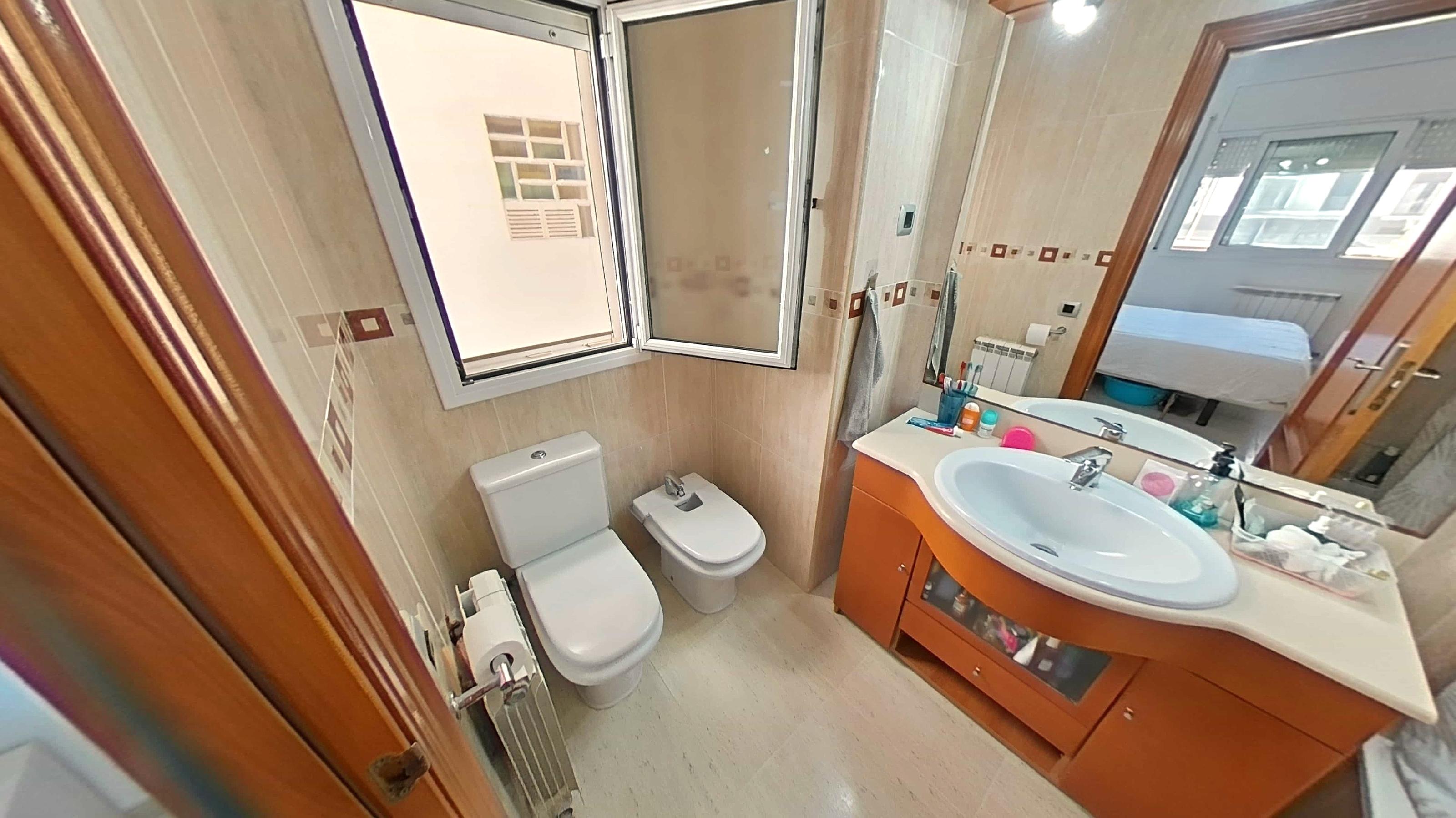 Imagen 15 Piso en venta en Pineda De Mar / Segunda línea de mar