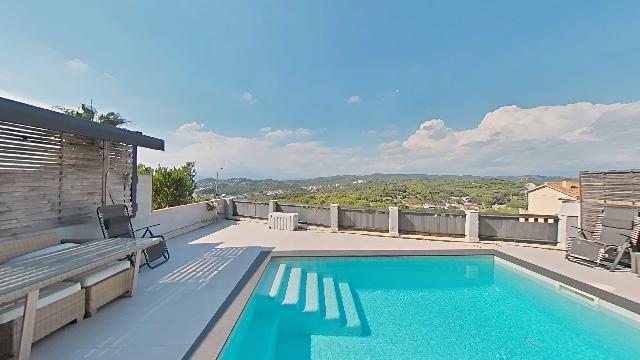 Imagen 1 Inmueble 305941 - Casa Adosada en venta en Blanes / Prestigiosa urbanización de Santa Cristina.