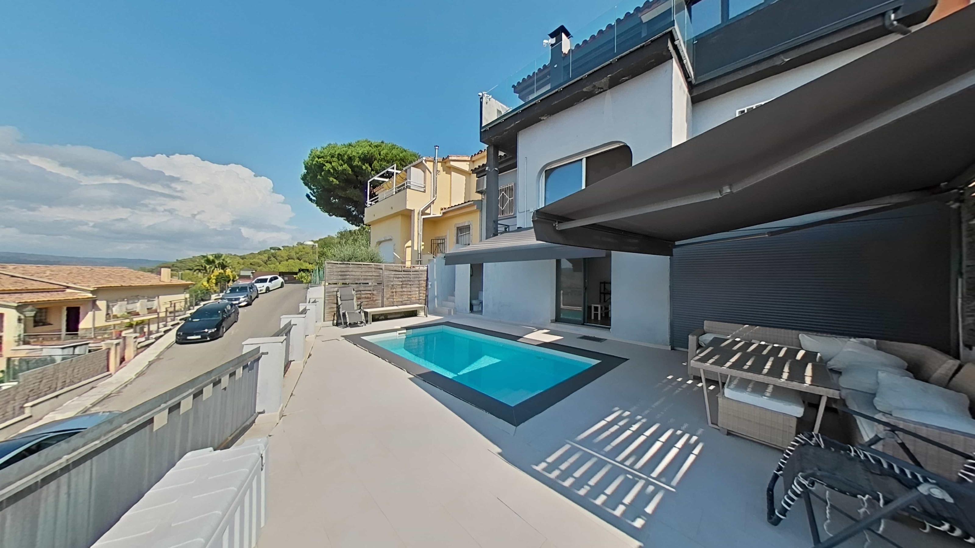 Imagen 33 Casa Adosada en venta en Blanes / Prestigiosa urbanización de Santa Cristina.