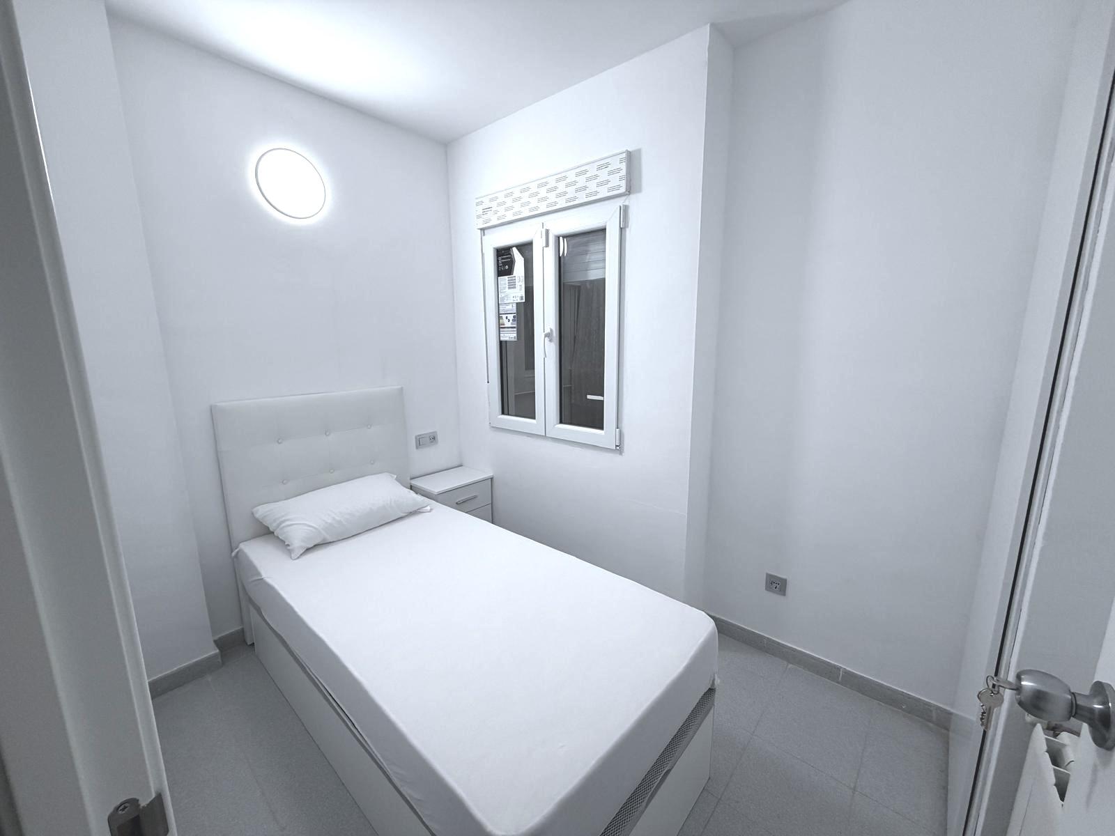 Imagen 5 Piso en venta en Blanes / Calle amplia y soleada, a 5 min de la estación de bus.