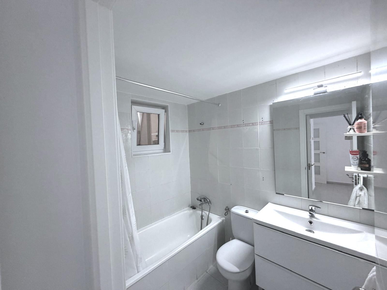 Imagen 13 Piso en venta en Blanes / Calle amplia y soleada, a 5 min de la estación de bus.