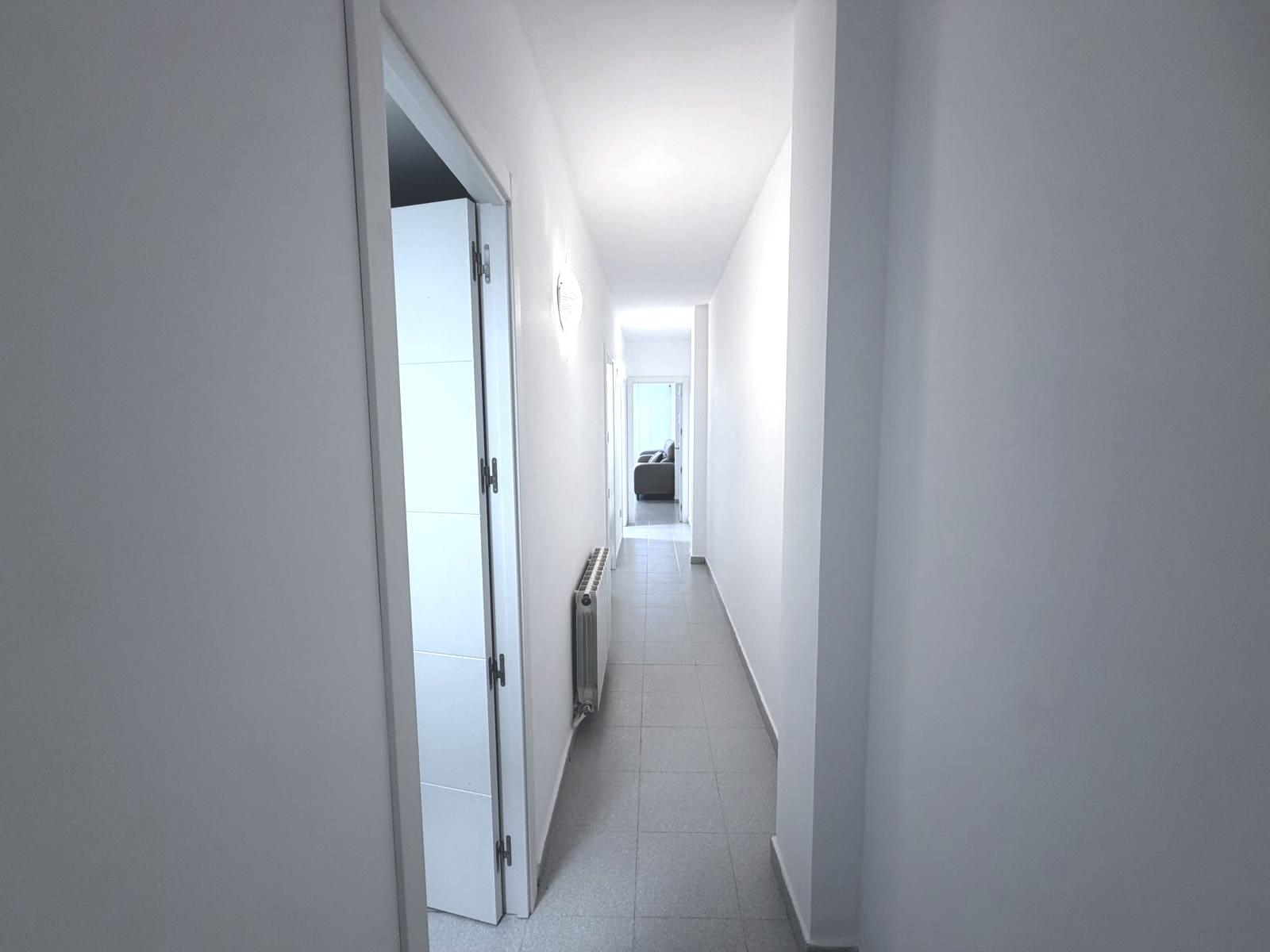 Imagen 15 Piso en venta en Blanes / Calle amplia y soleada, a 5 min de la estación de bus.