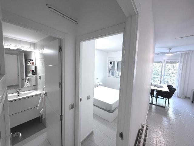 Imagen 1 Inmueble 306051 - Piso en venta en Blanes / Calle amplia y soleada, a 5 min de la estación de bus.