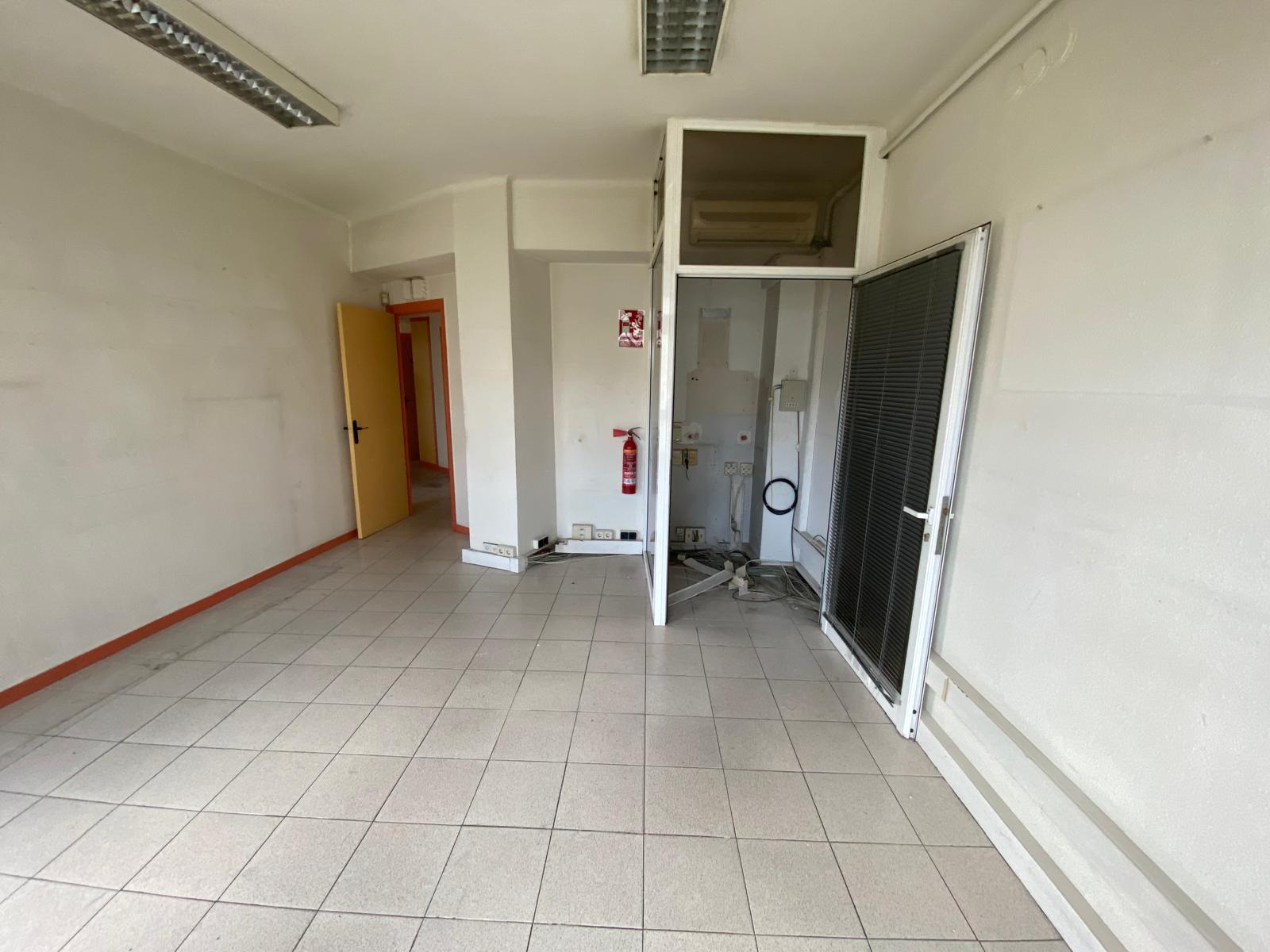 Imagen 13 Local Comercial en venta en Barcelona / Sobre la Av republica Argentina, cercano a metro /ferro