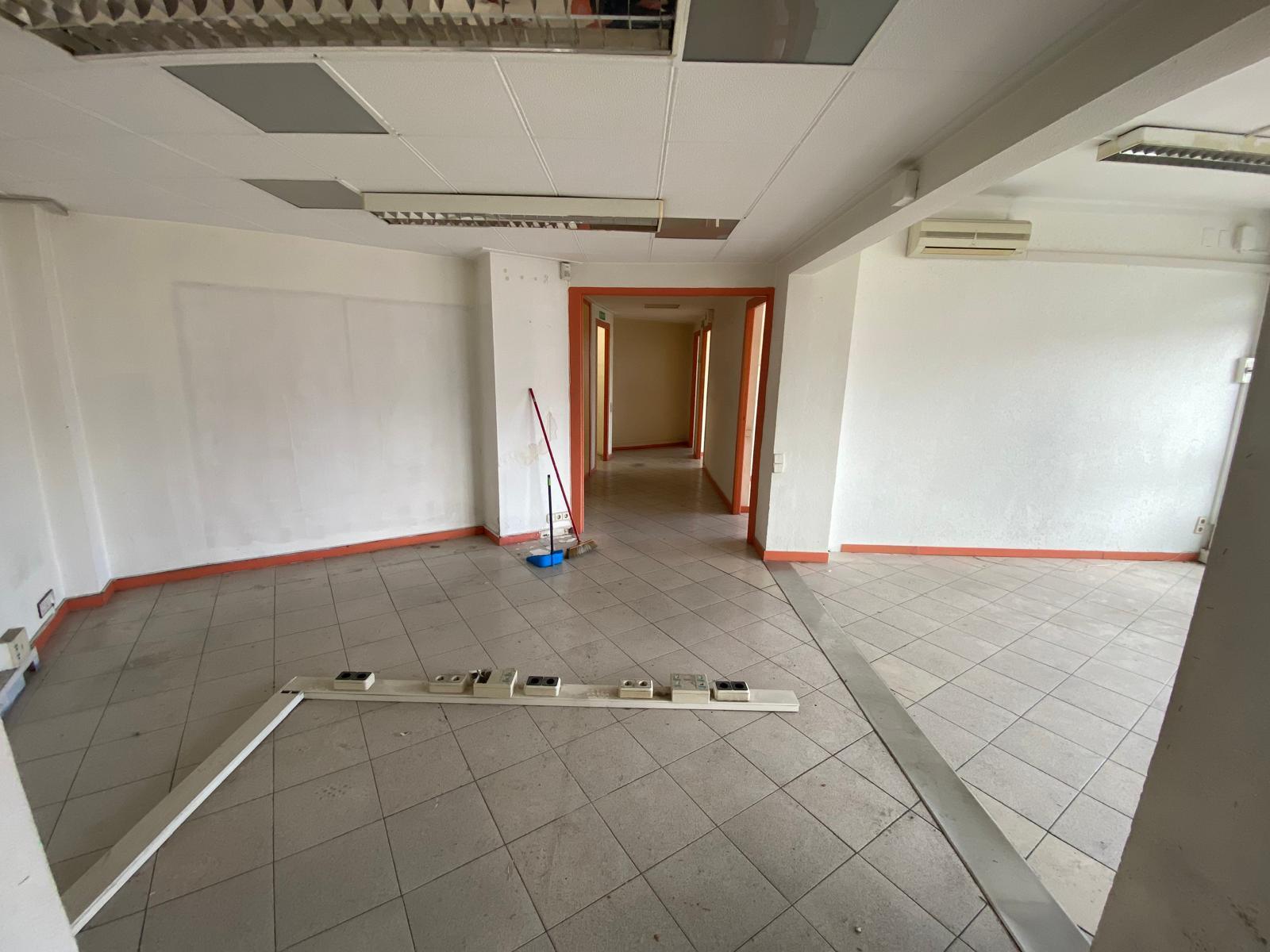 Imagen 8 Local Comercial en venta en Barcelona / Sobre la Av republica Argentina, cercano a metro /ferro