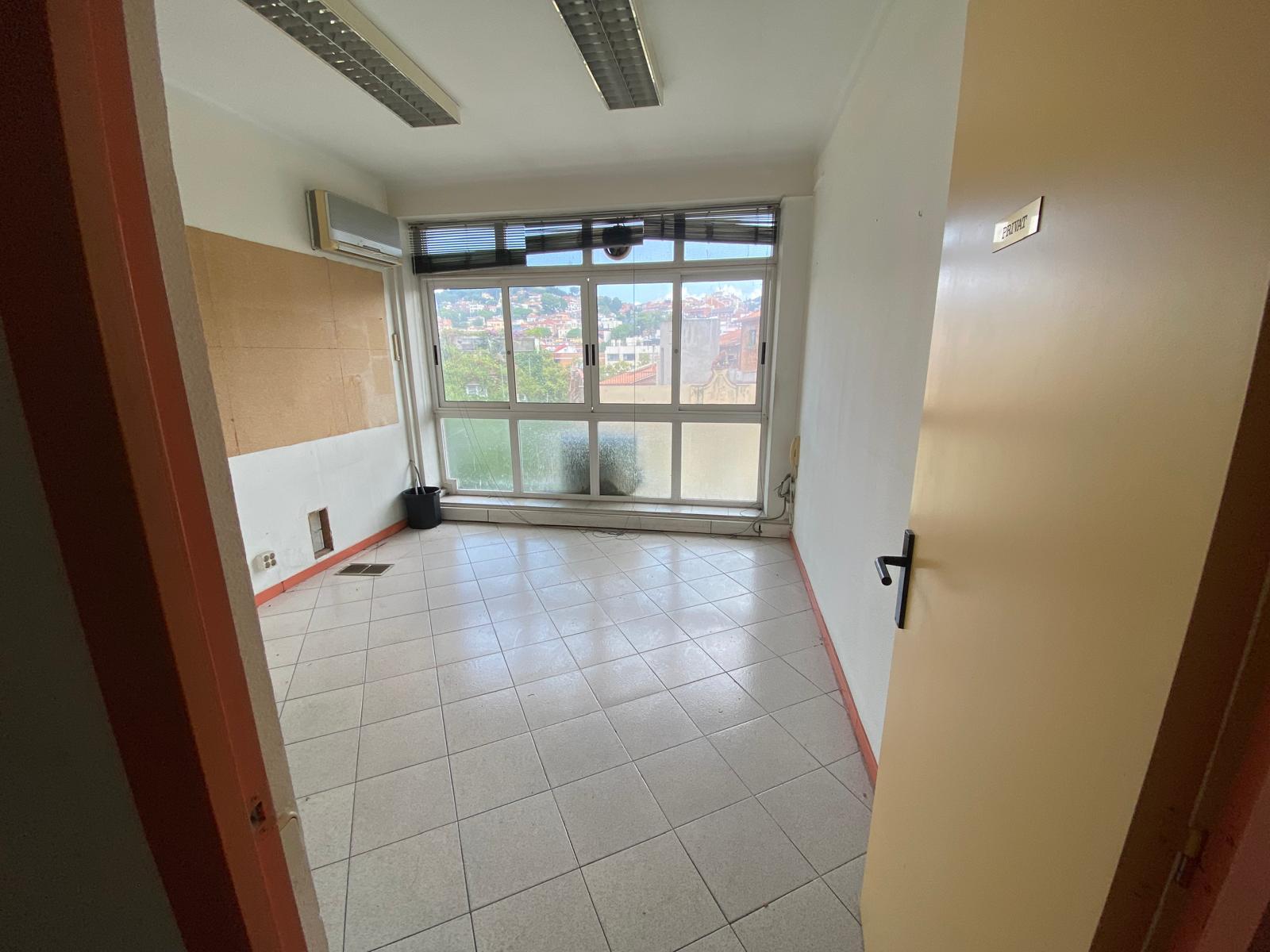 Imagen 14 Local Comercial en venta en Barcelona / Sobre la Av republica Argentina, cercano a metro /ferro