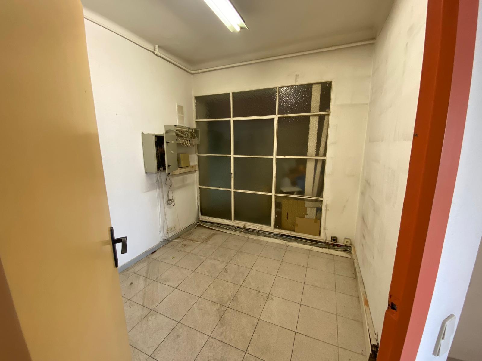 Imagen 15 Local Comercial en venta en Barcelona / Sobre la Av republica Argentina, cercano a metro /ferro