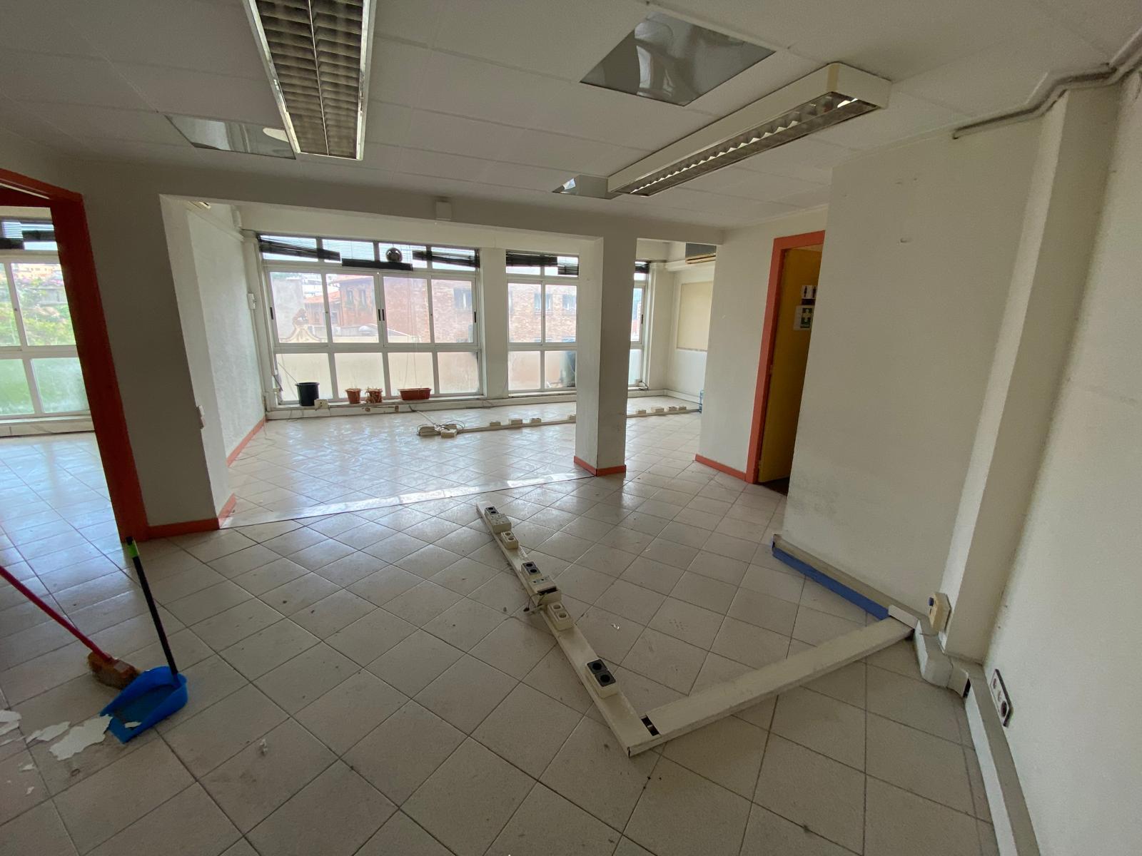 Imagen 6 Local Comercial en venta en Barcelona / Sobre la Av republica Argentina, cercano a metro /ferro