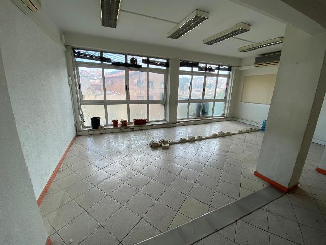 Imagen 1 Inmueble 301101 - Local Comercial en venta en Barcelona / Sobre la Av republica Argentina, cercano a metro /ferro