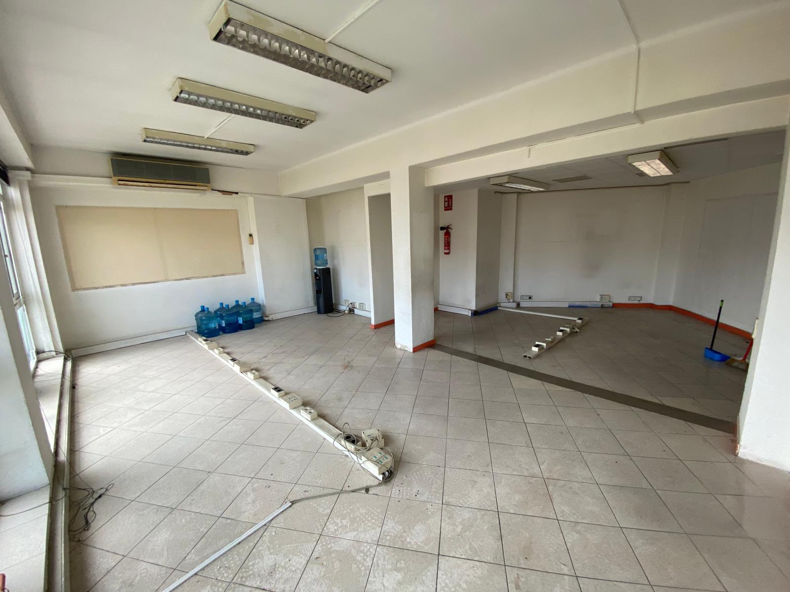 Imagen 16 Local Comercial en venta en Barcelona / Sobre la Av republica Argentina, cercano a metro /ferro