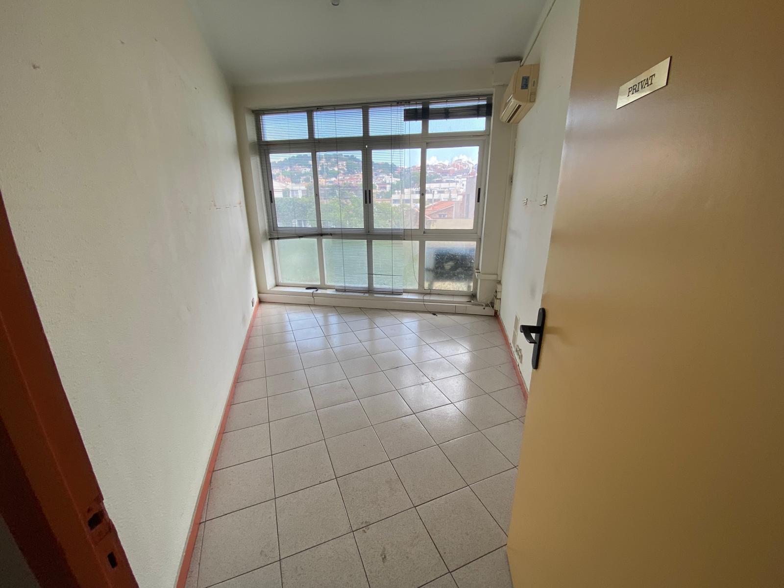 Imagen 18 Local Comercial en venta en Barcelona / Sobre la Av republica Argentina, cercano a metro /ferro