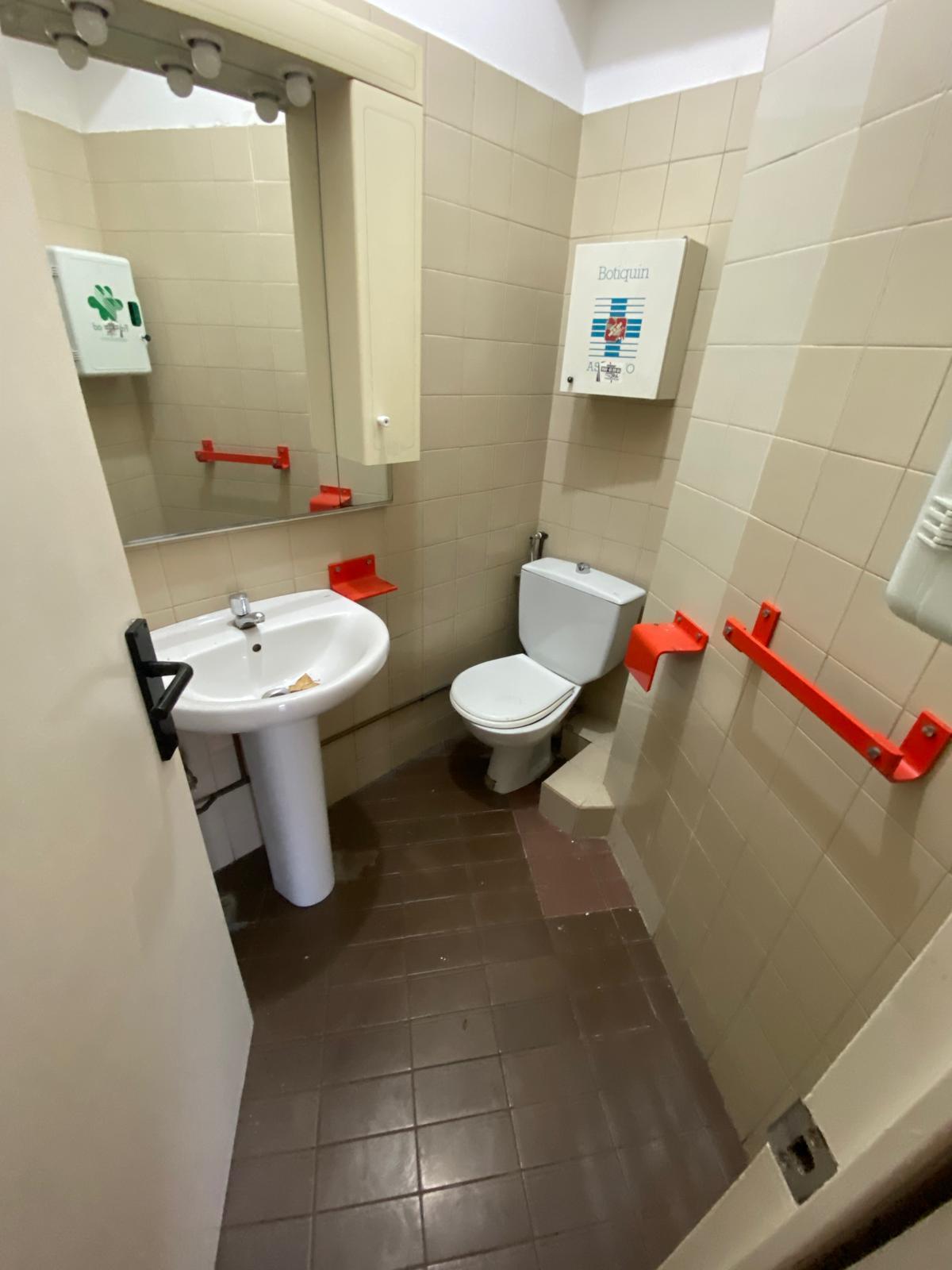 Imagen 24 Local Comercial en venta en Barcelona / Sobre la Av republica Argentina, cercano a metro /ferro