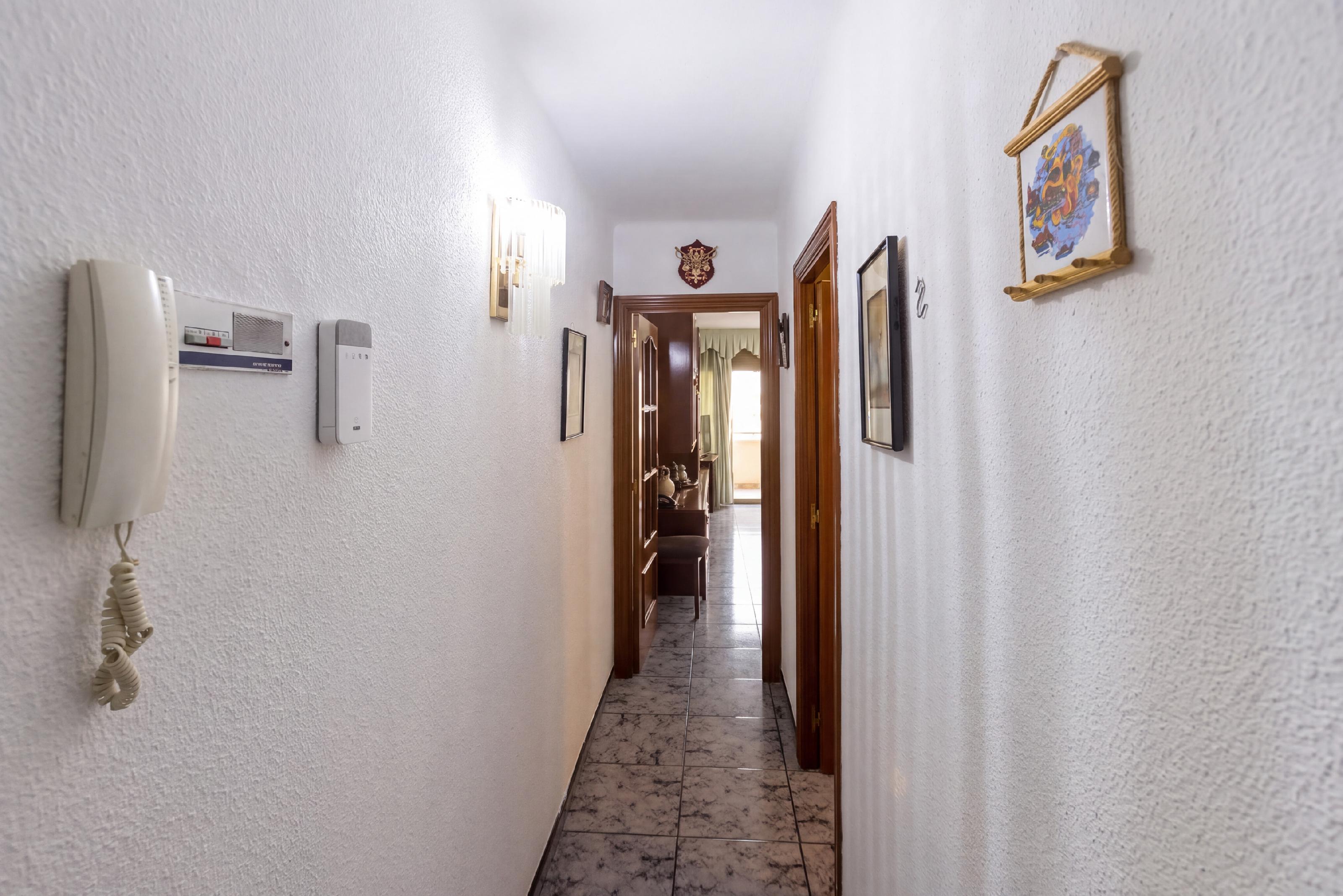 Imagen 4 Apartamento en venta en Santa Coloma De Gramenet / Junto a comercios y transporte público,...