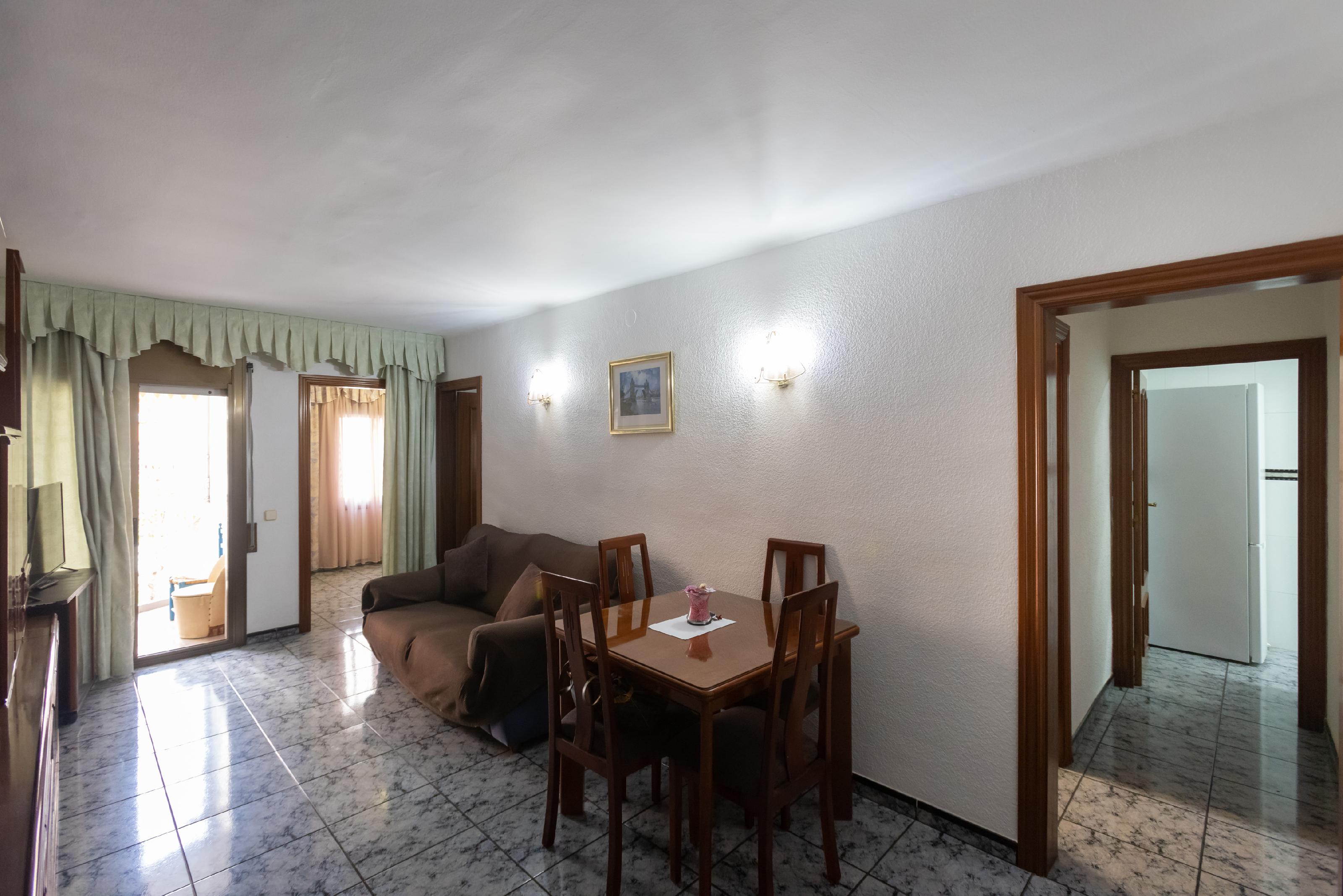 Imagen 2 Apartamento en venta en Santa Coloma De Gramenet / Junto a comercios y transporte público,...