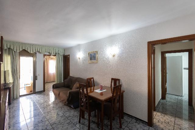 Imagen 2 Inmueble 306049 - Apartamento en venta en Santa Coloma De Gramenet / Junto a comercios y transporte público,...