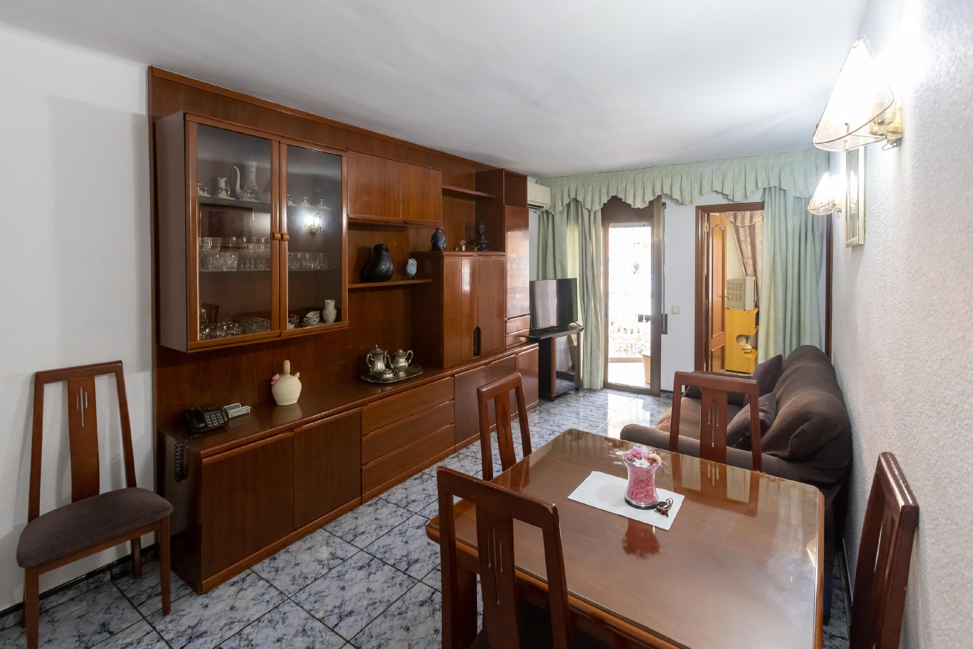 Imagen 1 Apartamento en venta en Santa Coloma De Gramenet / Junto a comercios y transporte público,...