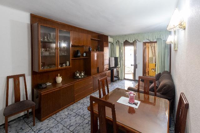 Imagen 1 Inmueble 306049 - Apartamento en venta en Santa Coloma De Gramenet / Junto a comercios y transporte público,...