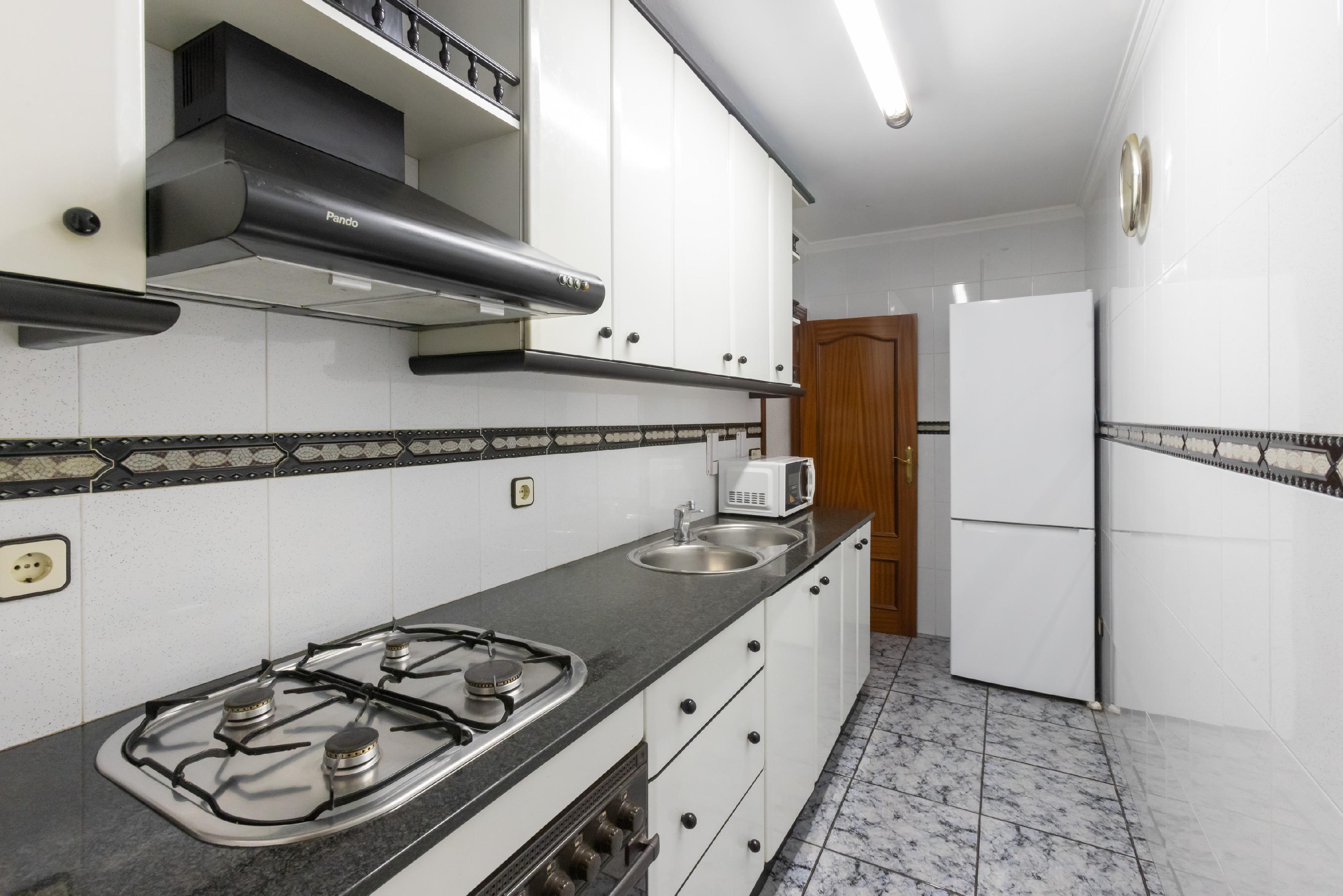 Imagen 6 Apartamento en venta en Santa Coloma De Gramenet / Junto a comercios y transporte público,...