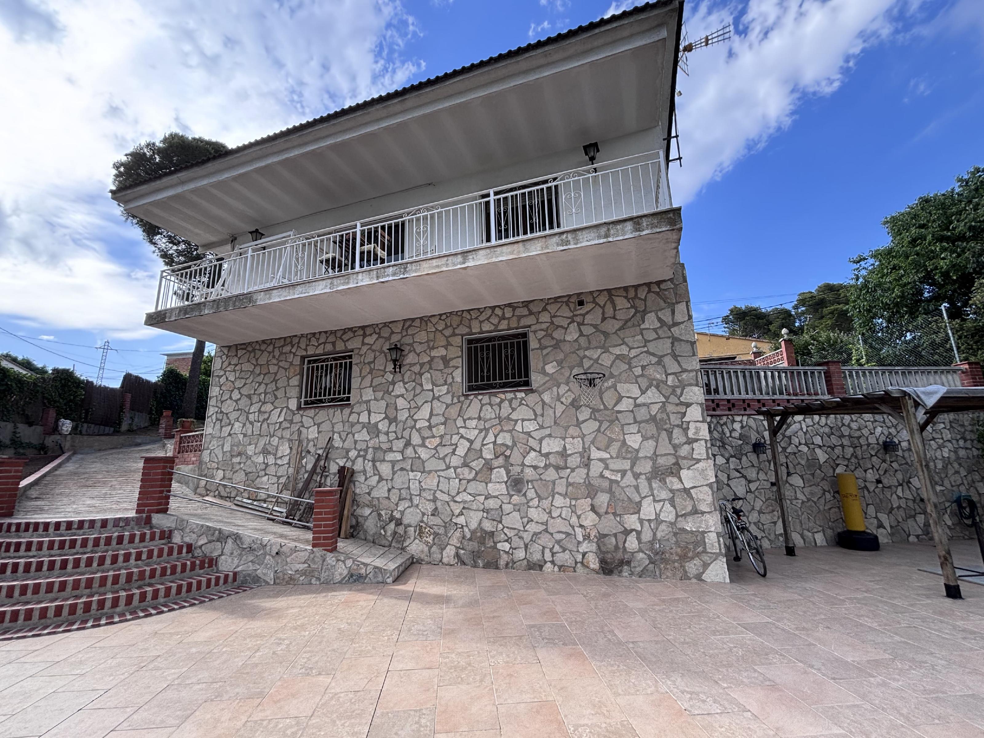Imagen 1 Casa en venta en Mediona / Cerca del centro de la urbanización
