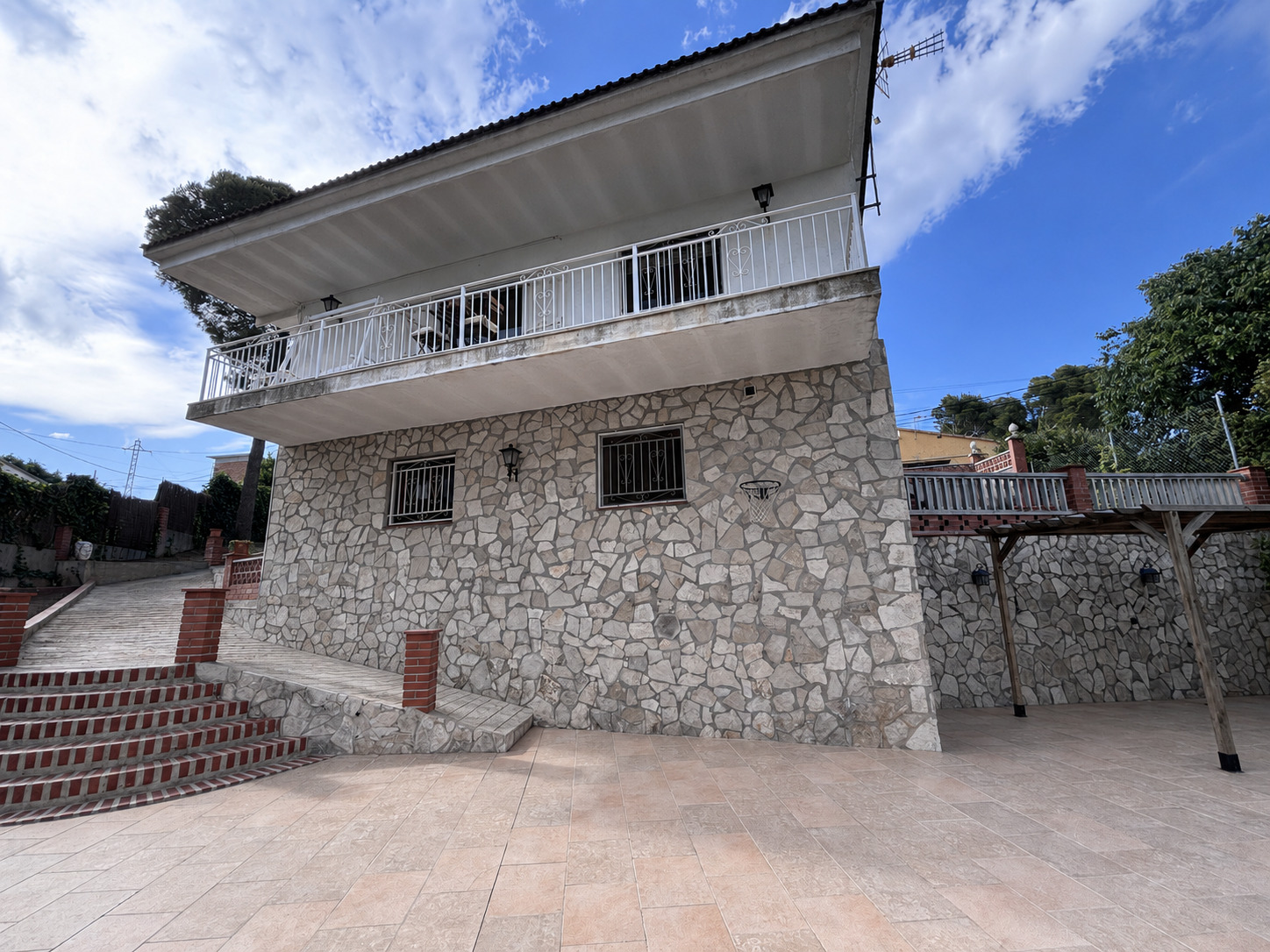 Imagen 1 Casa en venta en Mediona / Cerca del centro de la urbanización