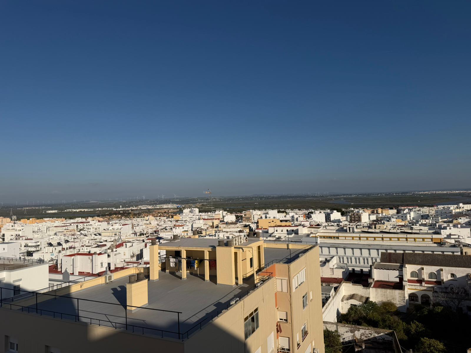 Imagen 22 Piso en venta en San Fernando / Ubicado en la zona de Reyes Católicos