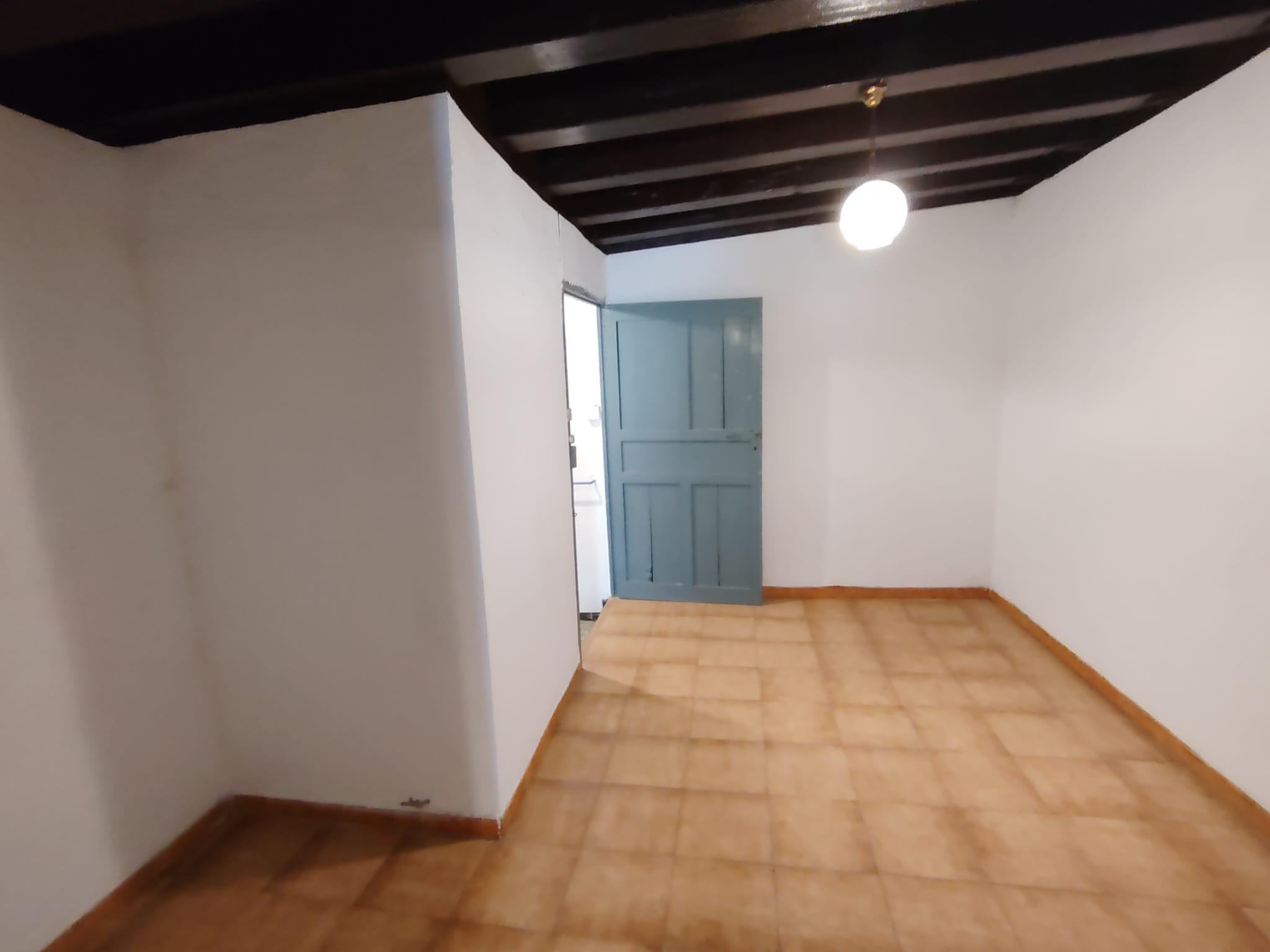 Imagen 2 Casa Adosada en venta en Rota / Cerca del Centro Social Vicente Beltran